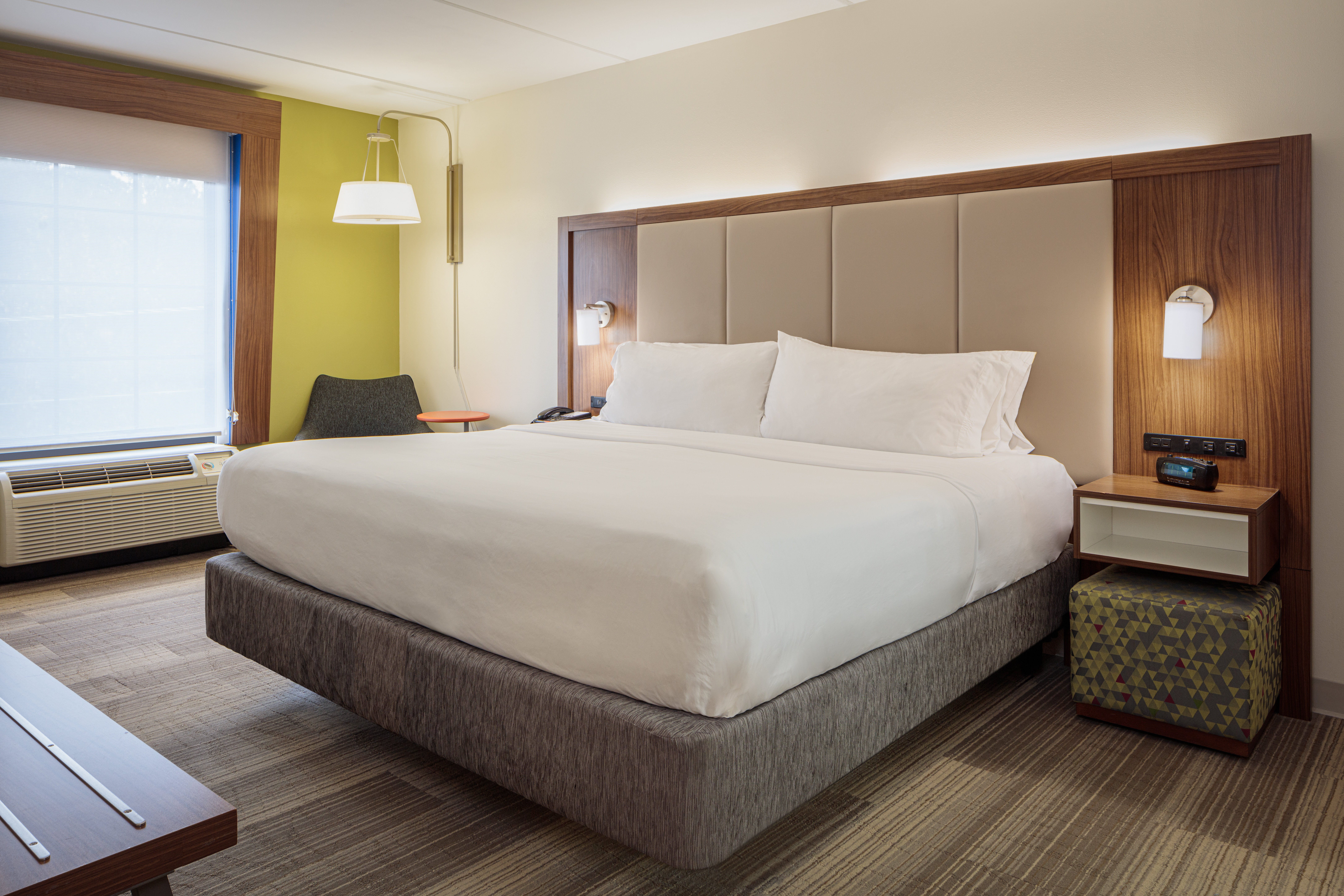 HOLIDAY INN EXP STES NEWPORT NEWS B-guestroom-King Bed Guest Room.jpg