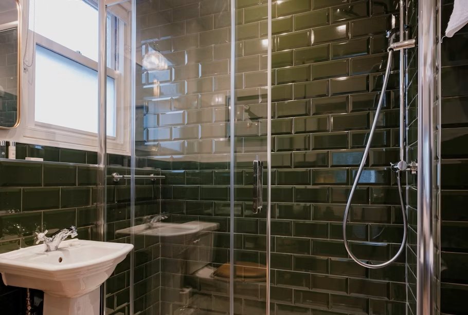 The Fishermans Haunt-guestroom-Large Bathroom.jpg