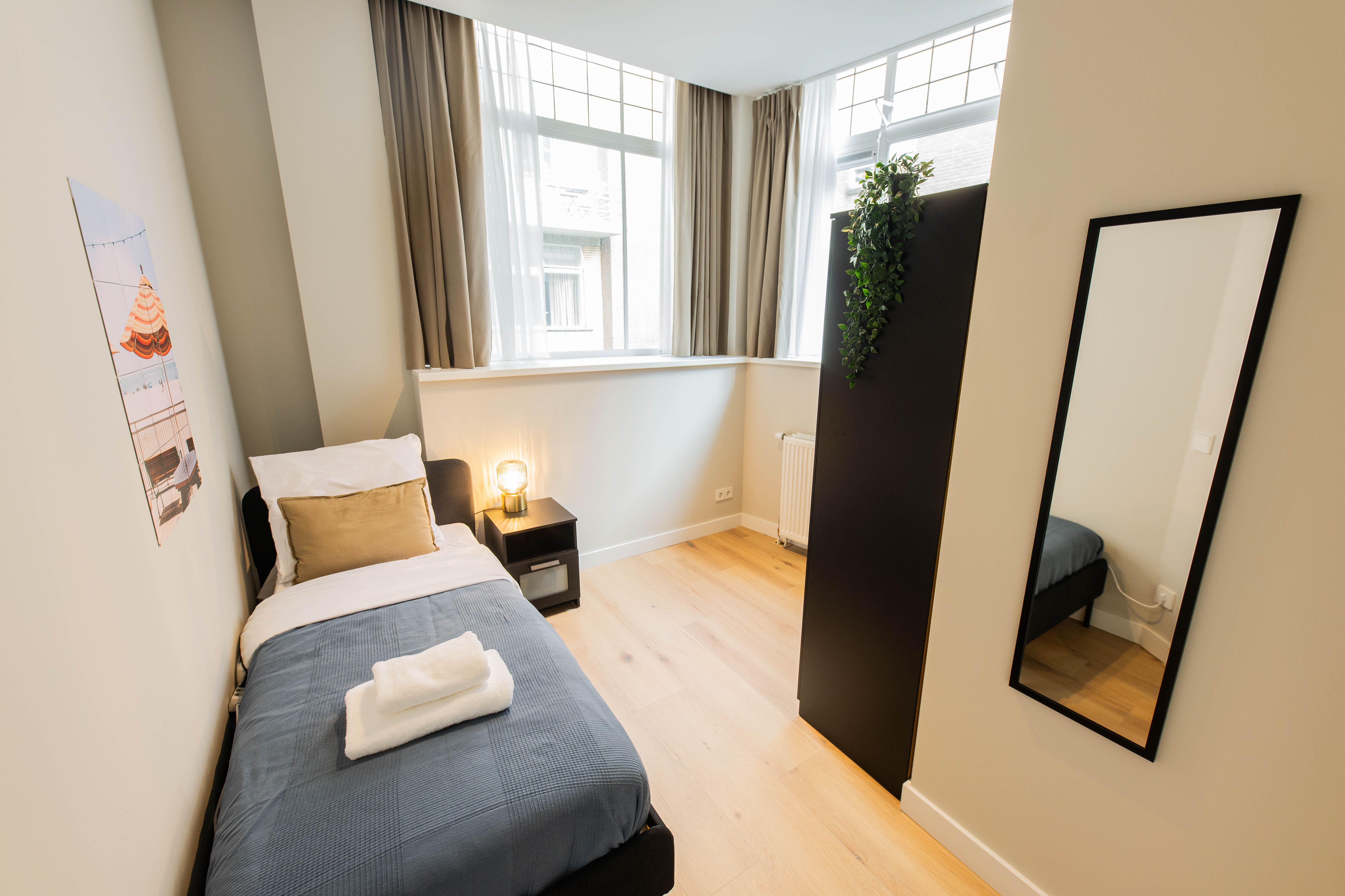 Westersingel-guestroom-Bed.jpg