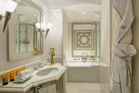 ROCCO FORTE HOTEL SAVOY - Photo 30