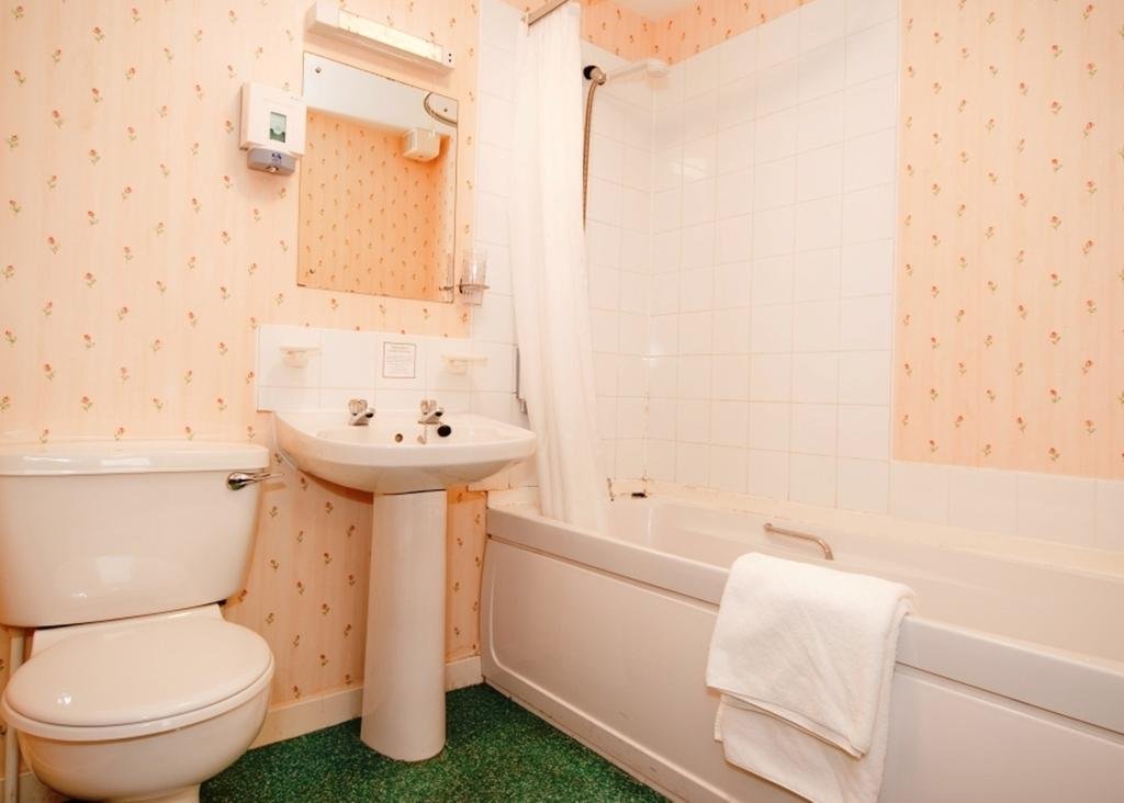Castletown Hotel-guestroom-Bathroom.jpg