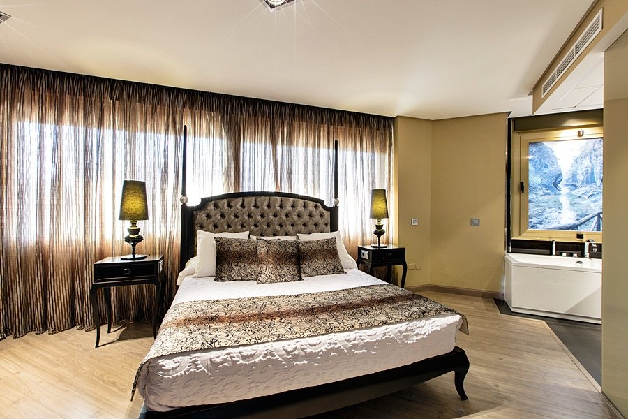 CONDESTABLE IRANZO-guestroom-957810 Suite.jpg