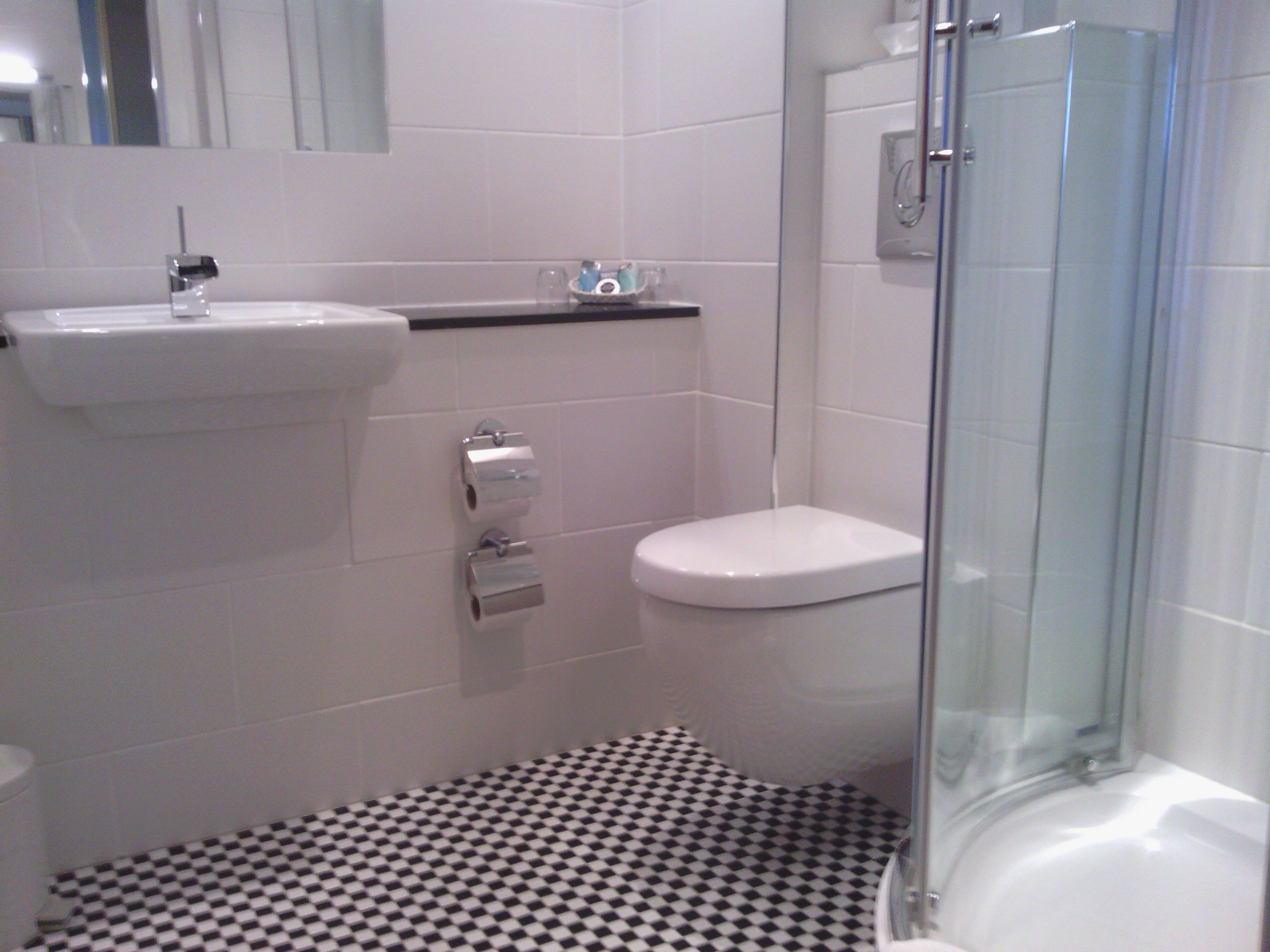 CRAIGHAAR-guestroom-CHStandard Shower Room.jpg