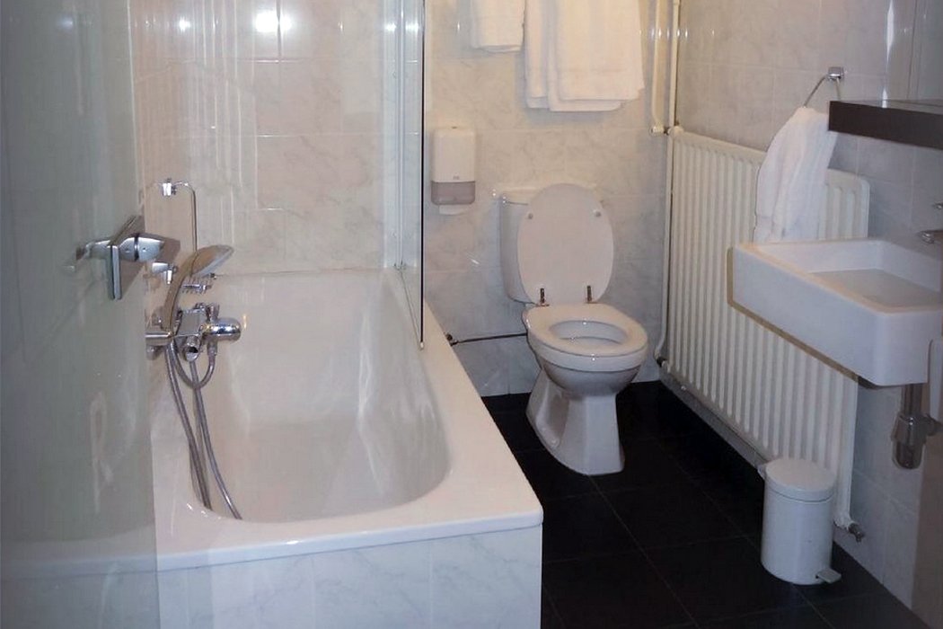 HOTEL CENTRAL RESTAURANT SISTERMANS-guestroom-Bathroom.jpg