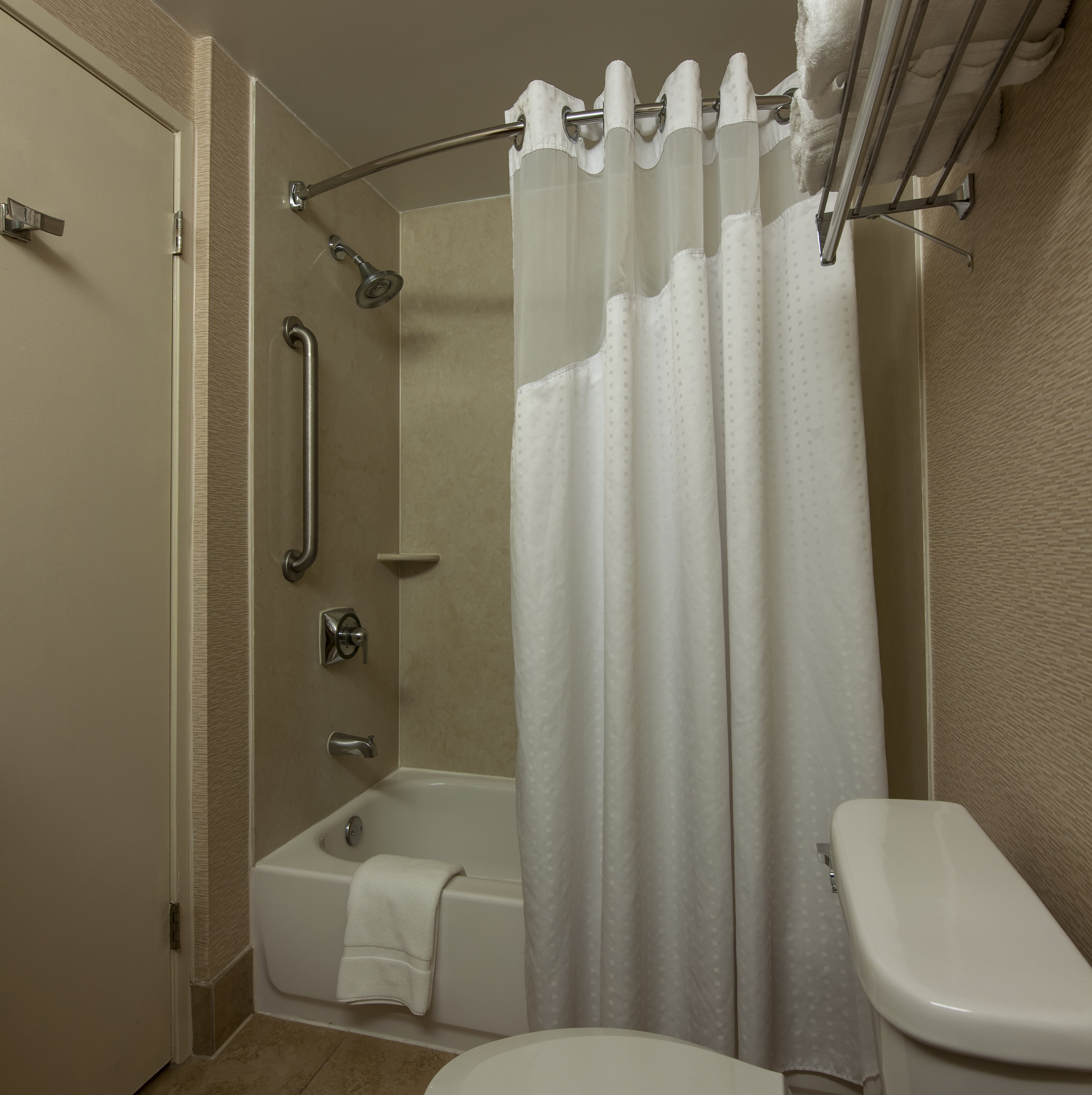 Full Guest Room Bathroom With Curved Shower Rod 