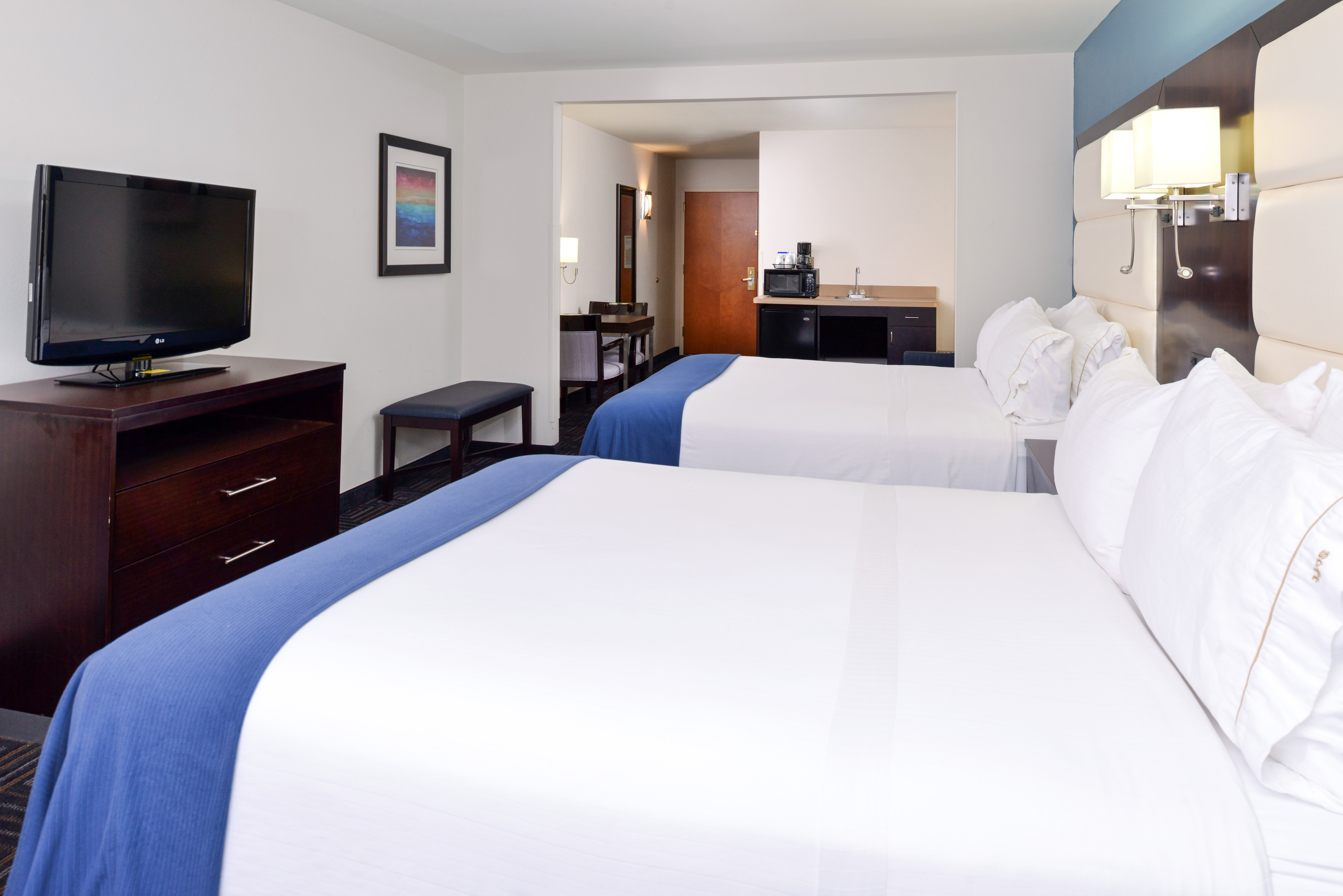 2 Queen Beds Suite Guest Room