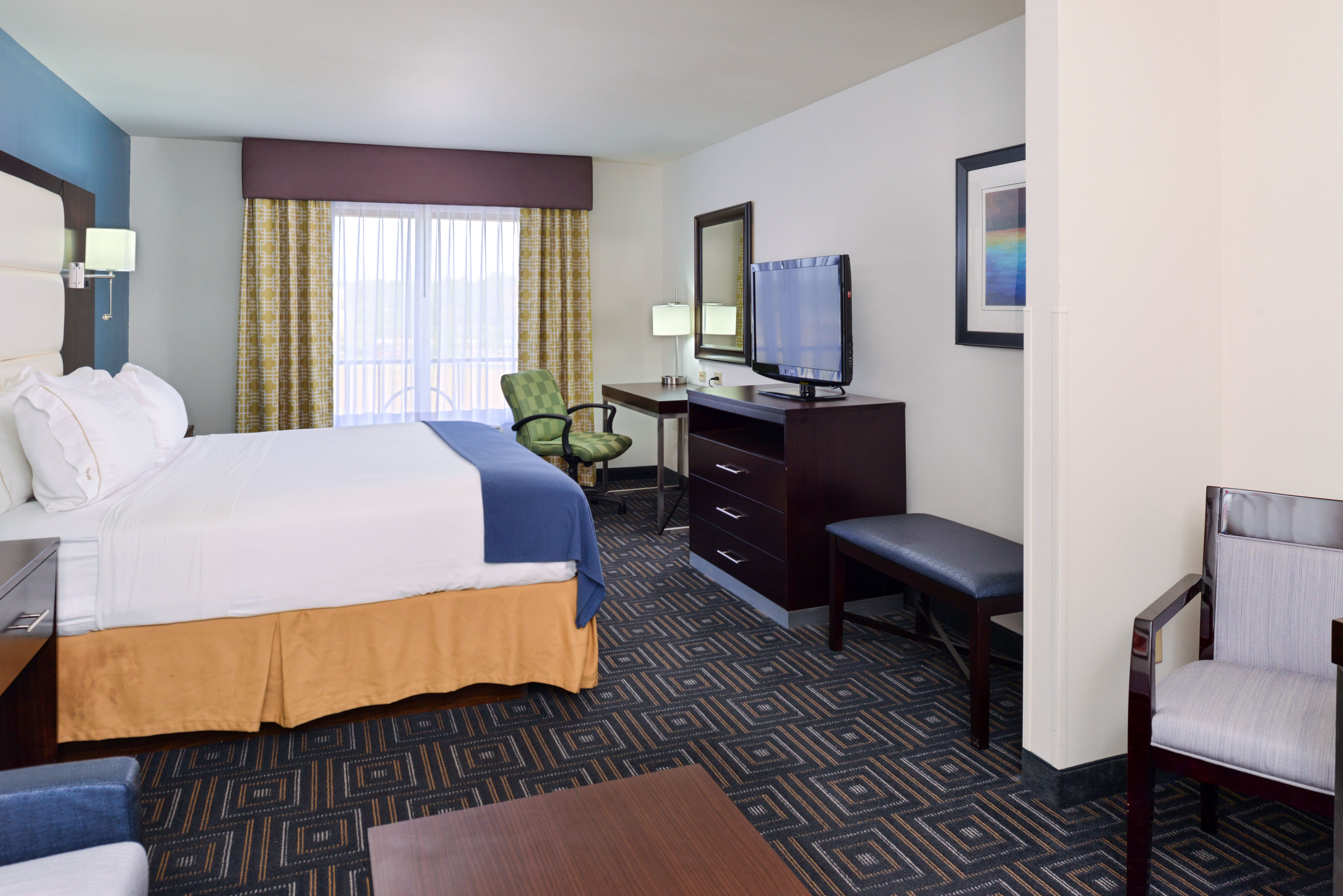 1 King Bed Suite Guest Room Holiday Inn Express Bessemer