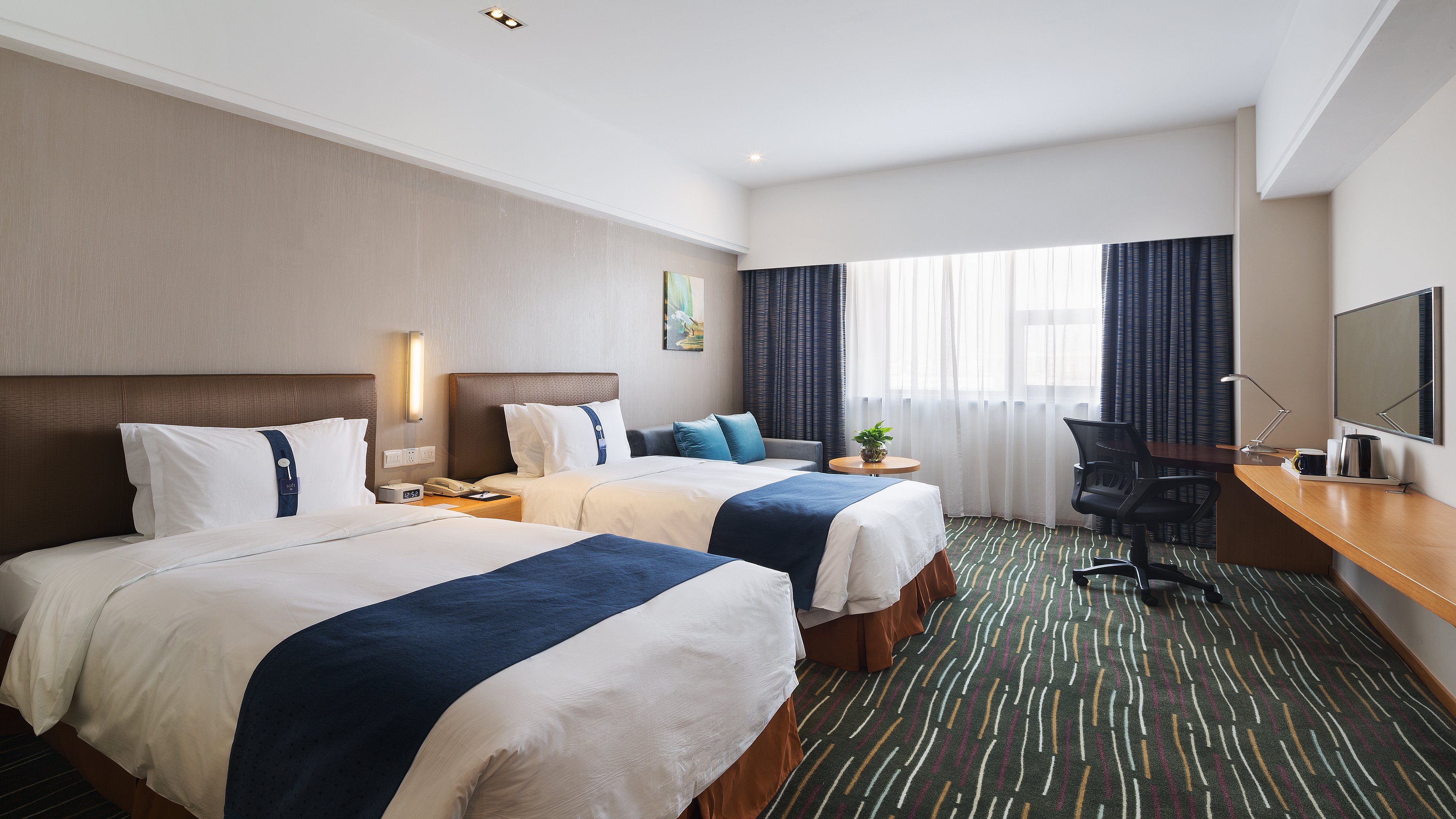 HOLIDAY INN EXP NEW JINQIAO-guestroom-Double Bed Room.jpg