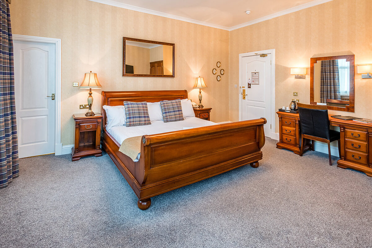 Aberdeen Douglas-guestroom-Executive Double Room.jpg