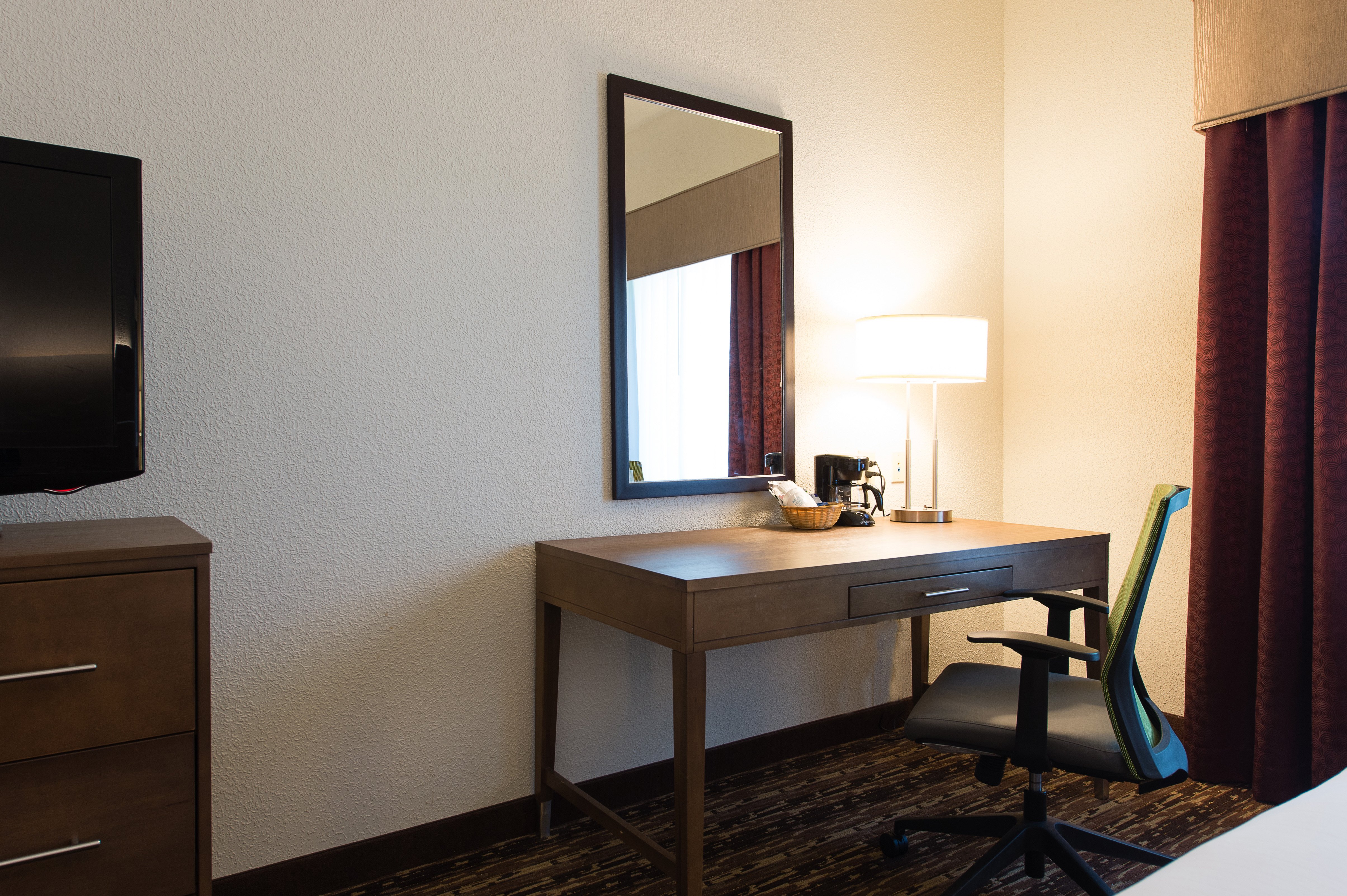 King Accessible Guest Room Workdesk