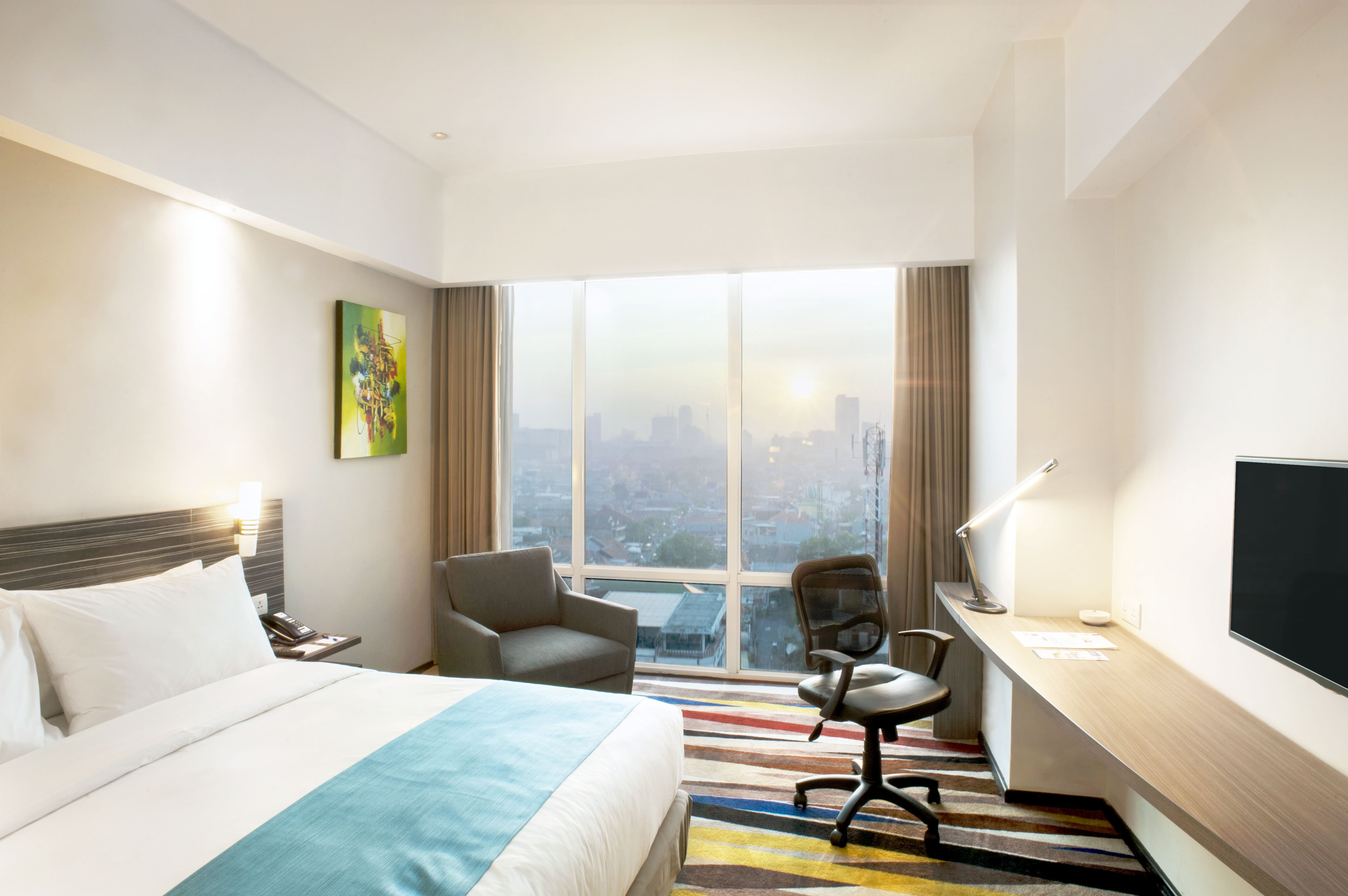 HOLIDAY INN EXP SURABAYA CENTERPOIN-guestroom-Queen Bed Guest Room.jpg