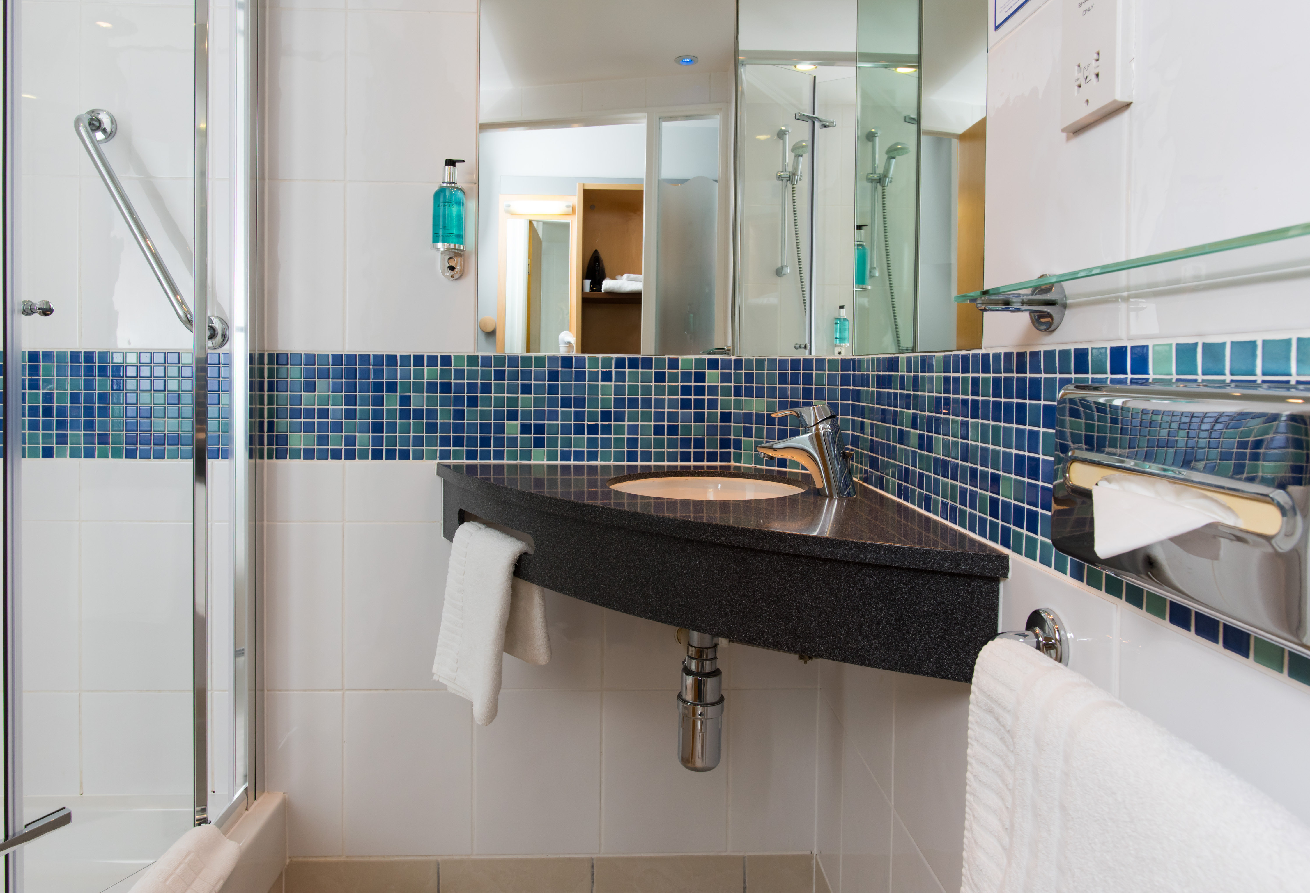 HOLIDAY INN EXP NEWCASTLE GATESHEAD-guestroom-Freshen up in your en-suite with power shower.jpg