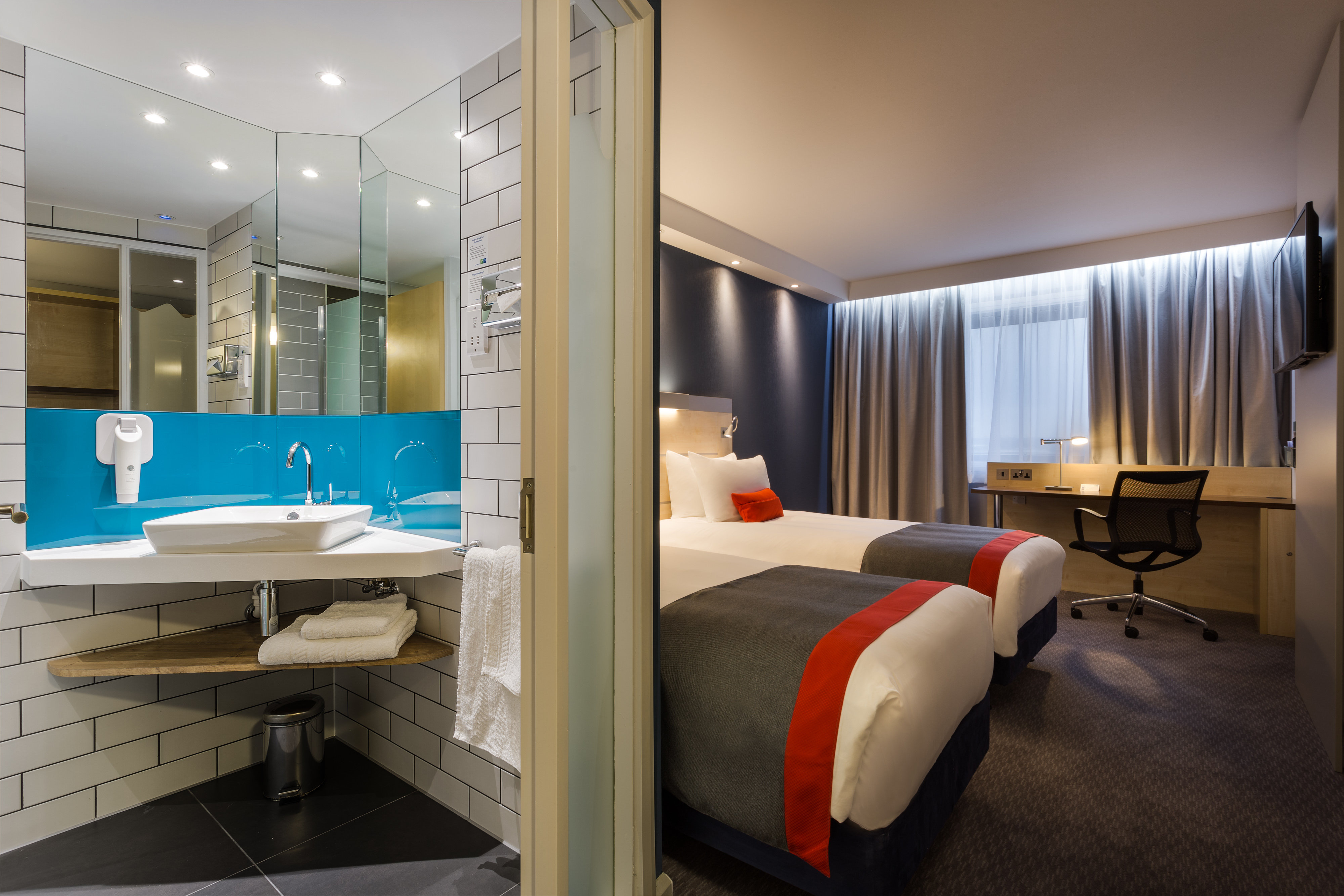 HOLIDAY INN EXP WATFORD JUNCTI BY I-guestroom-Freshen up in style in your cool new en-suite with power shower.jpg
