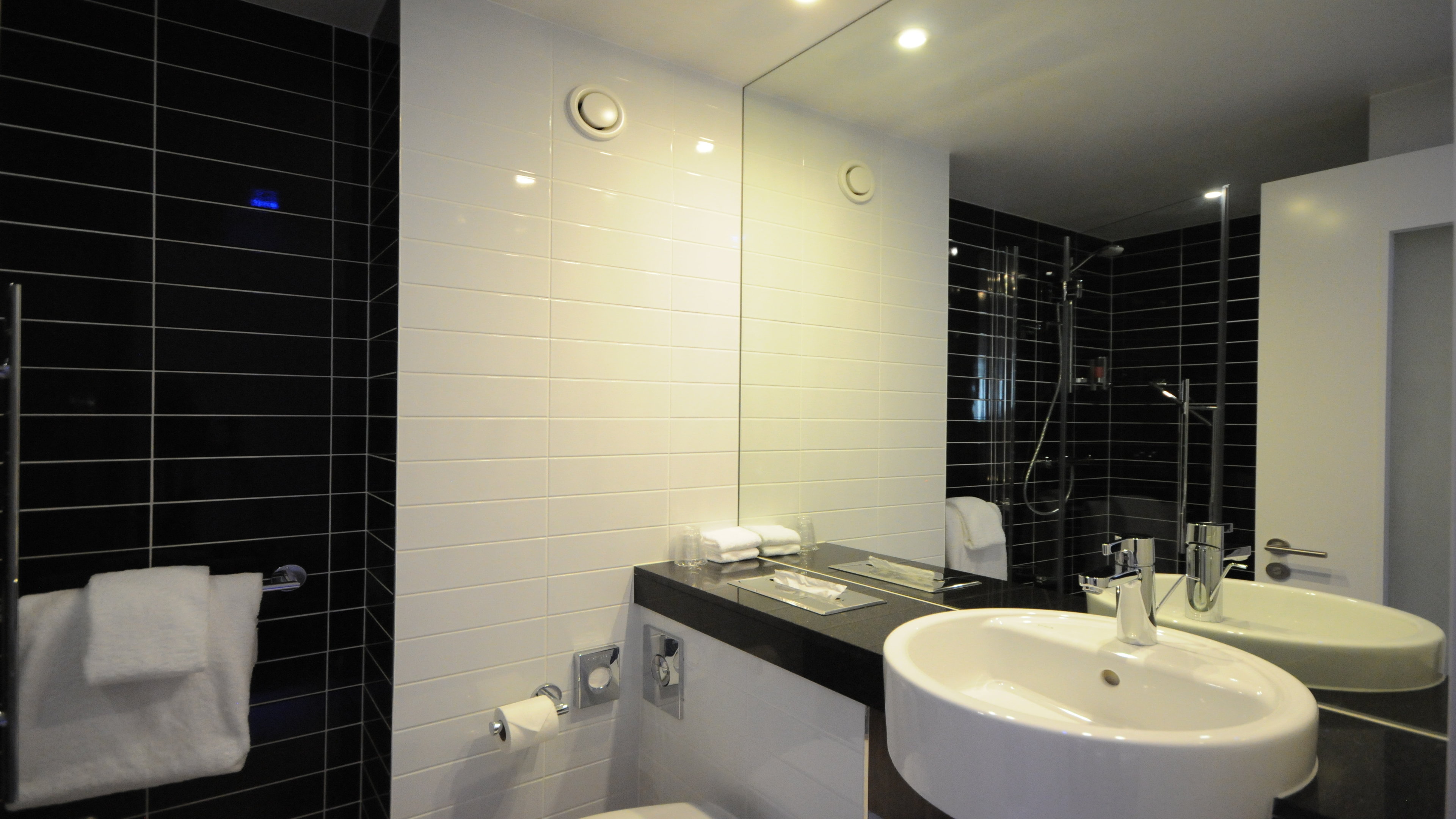 HOLIDAY INN EXP SHEFFIELD CITY BY I-guestroom-All bathrooms with power shower and a set of fluffy cotton towels.jpg