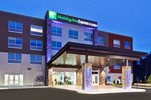 Well lit parking insures our guest\'s safety no matter the time. 