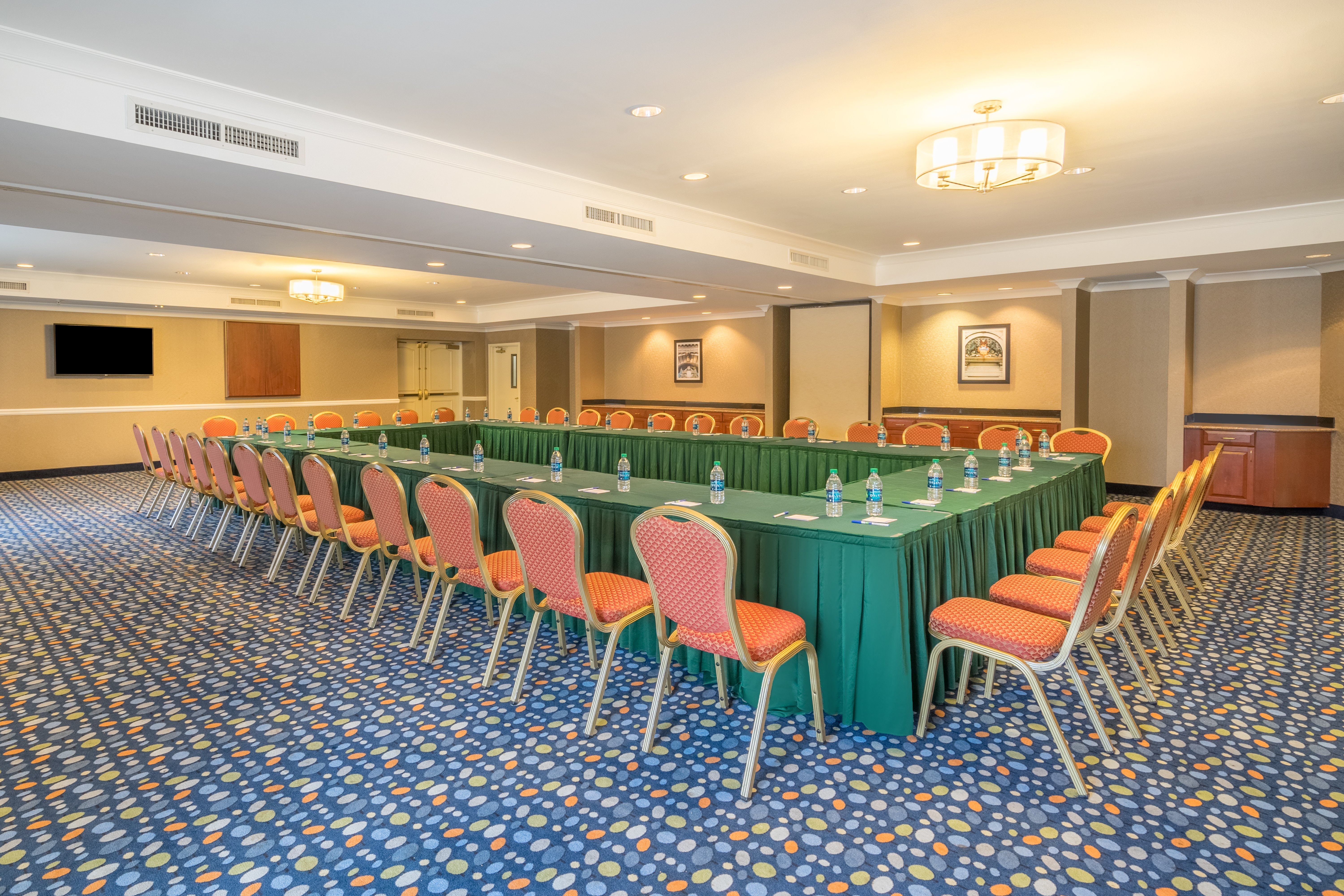 RENT THIS SPACIOUS ROOM FOR YOU NEXT BUSINESS MEETING.