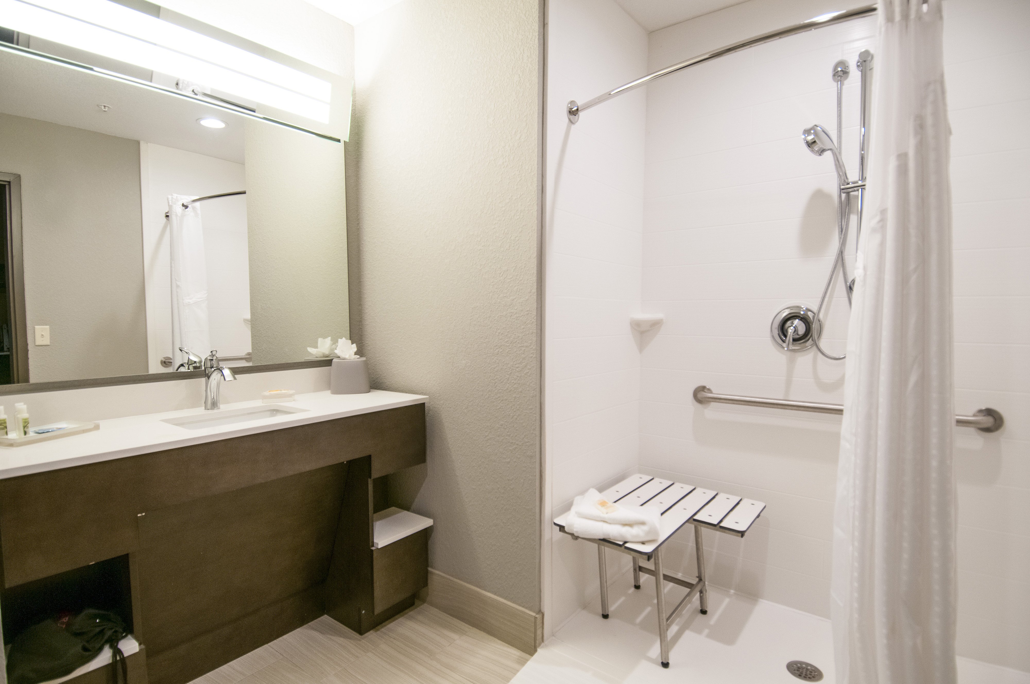 HOLIDAY INN AIRPORT NORTH-guestroom-Wheelchair Accessible.jpg