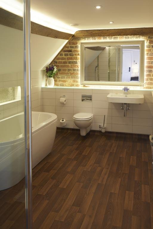 THE BELL INN HOTEL-guestroom-Bathroom.jpg