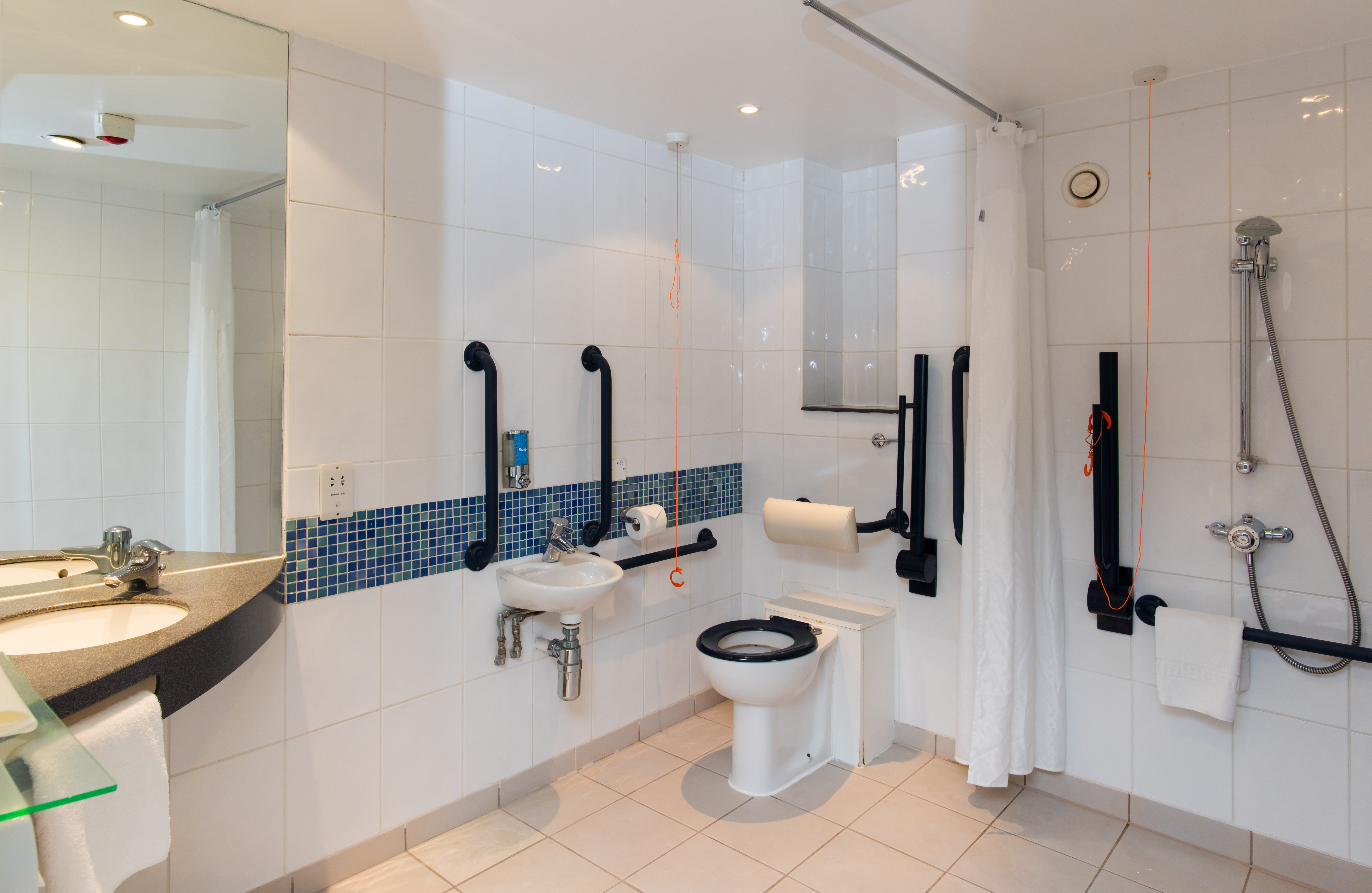 HOLIDAY INN EXP NEWCASTLE GATESHEAD-guestroom-wheelchair accessible en-suite bathroom.jpg