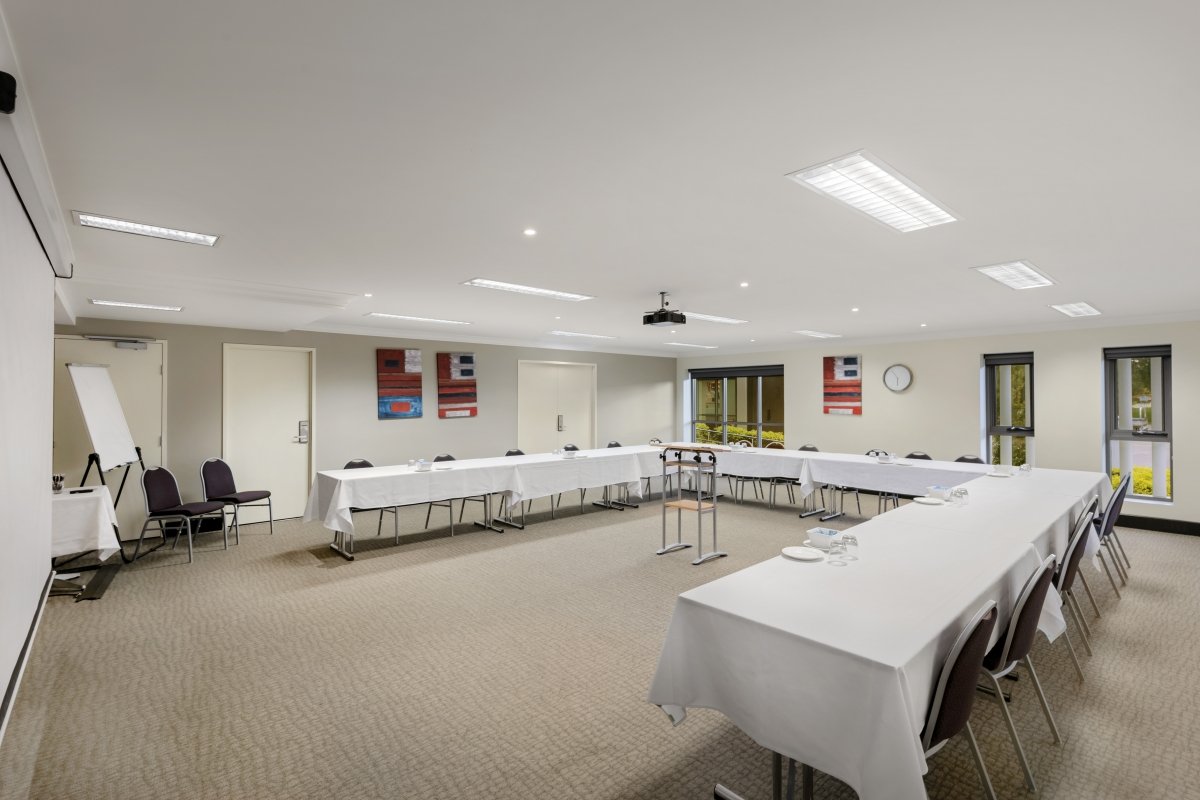 Quest Singleton-guestroom-Civic Room.jpg
