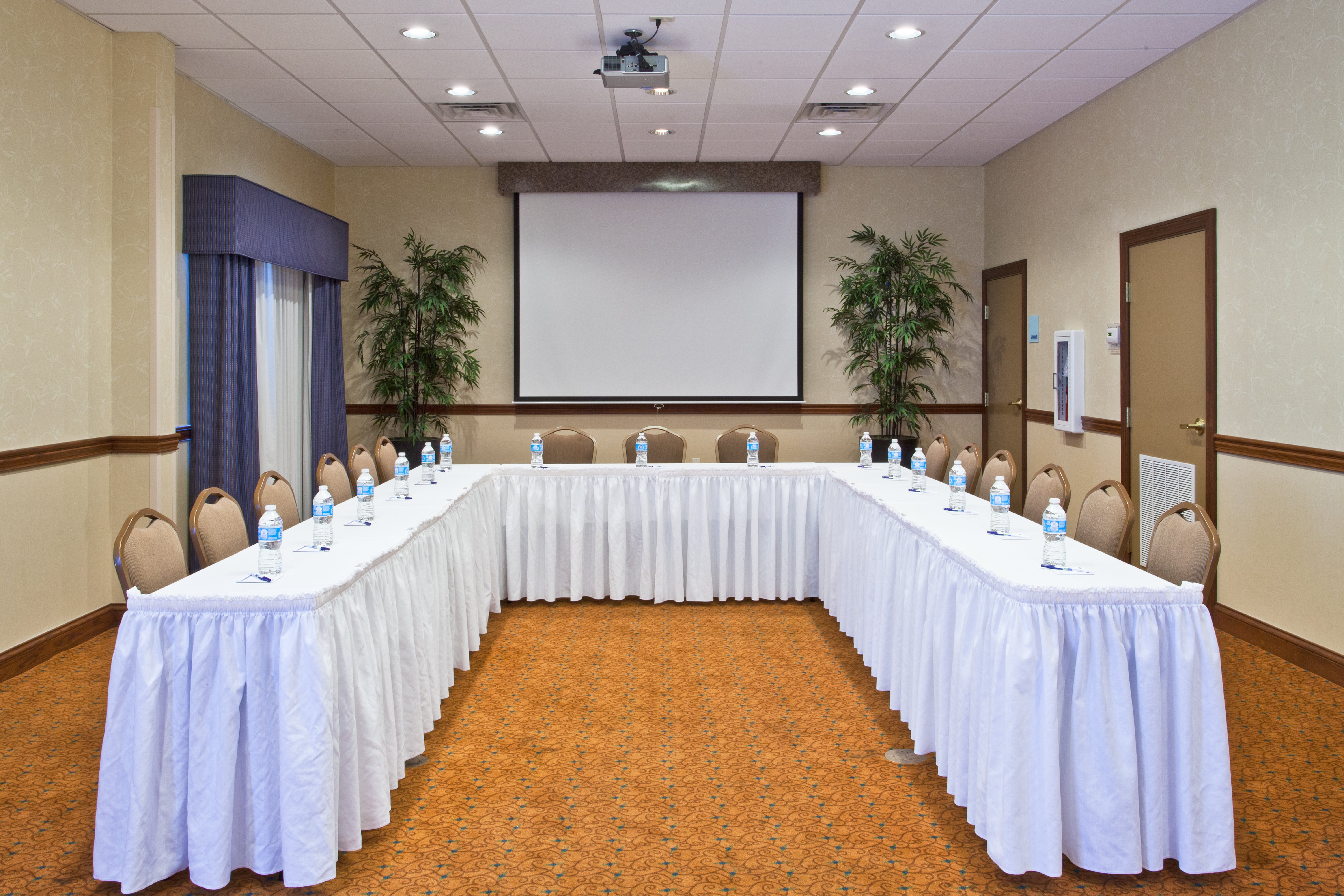 Our central location near Exit 33 off I-4 is perfect for Meetings!
