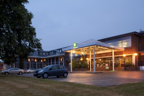 Enjoy a warm welcome from the staff at the Holiday Inn Luton South