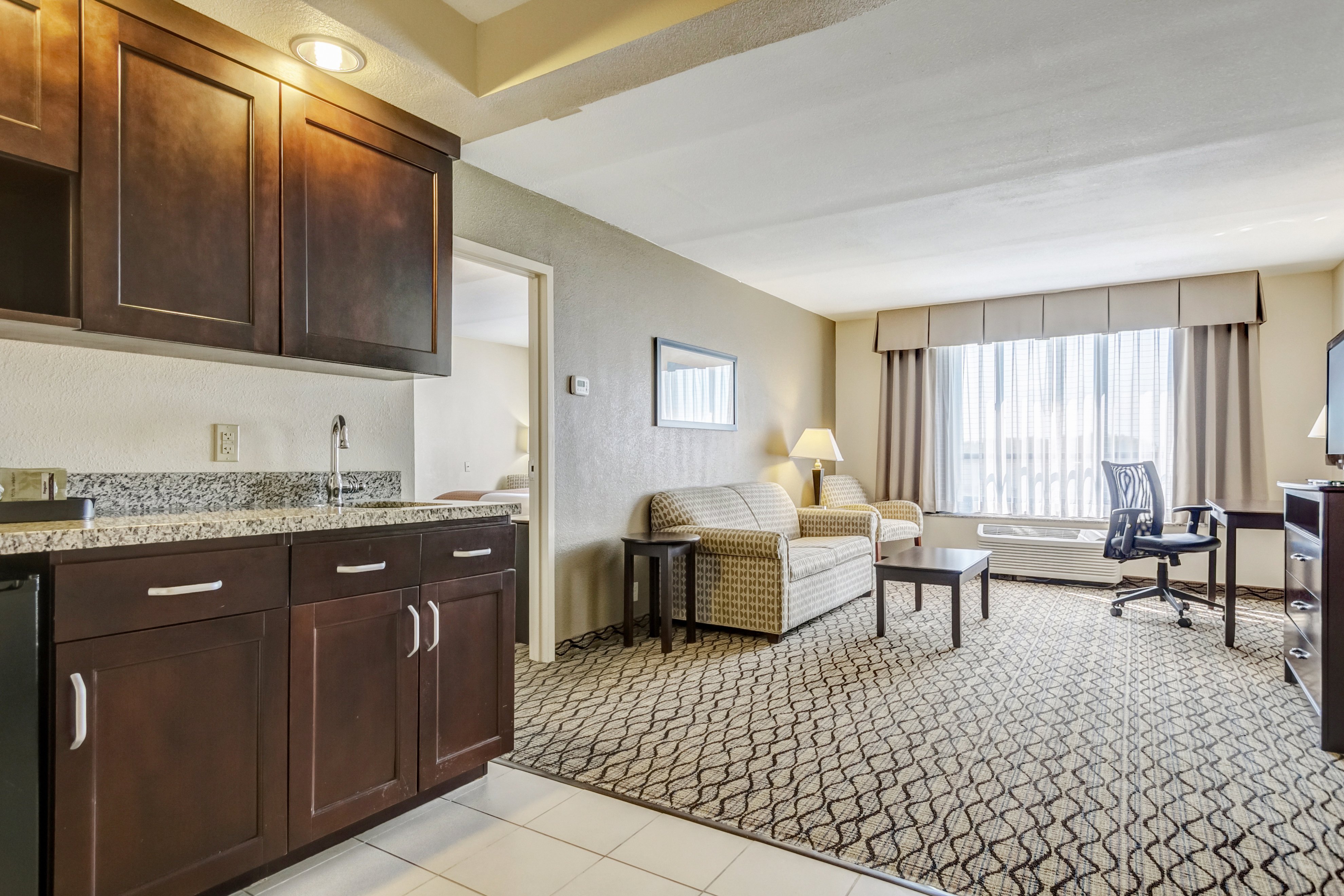 HOLIDAY INN ARPT W EARTH CITY-guestroom-Suite.jpg