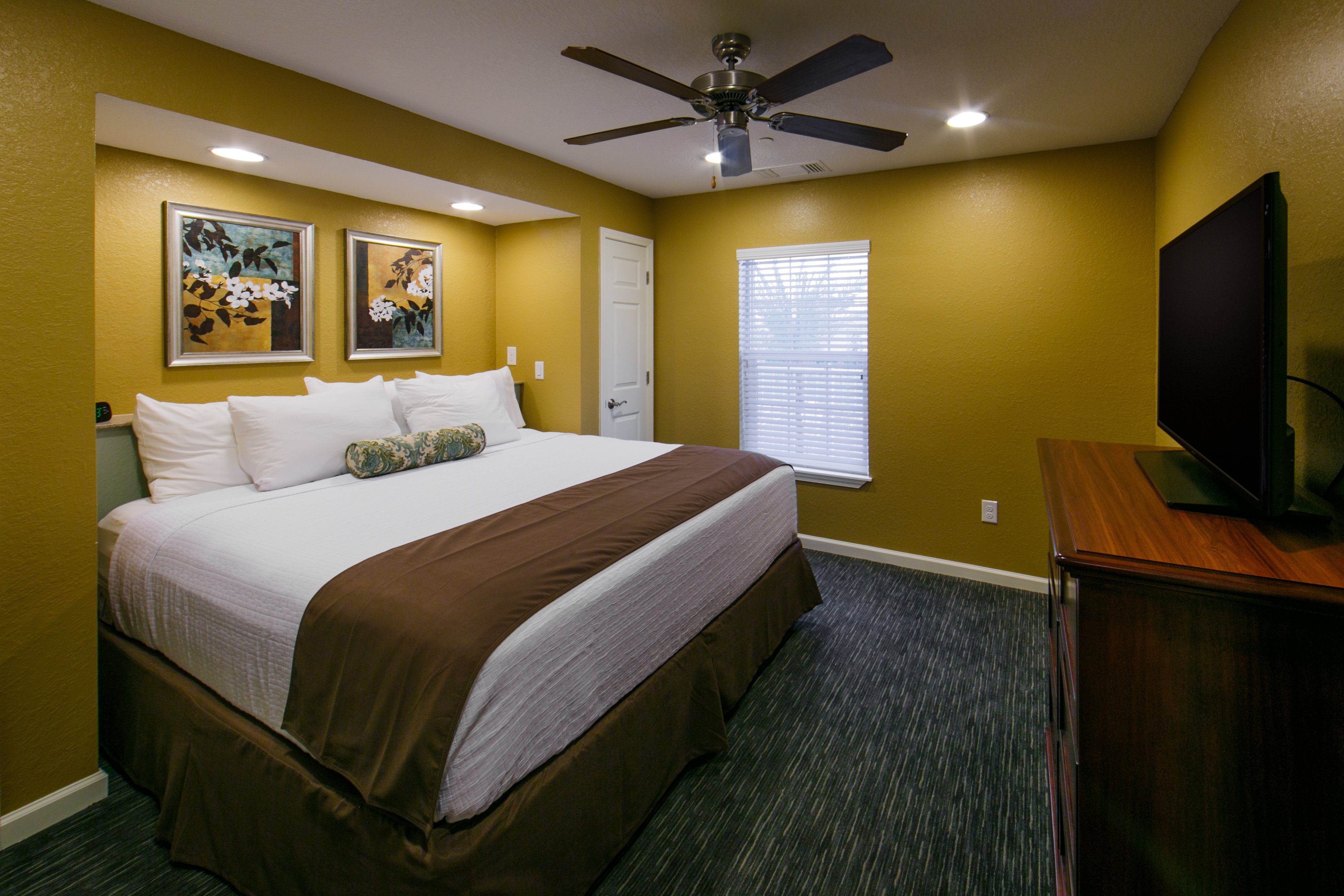 HOLIDAY INN CLUB VAC BREEZE RESORT-guestroom-King bed with TV in villa.jpg