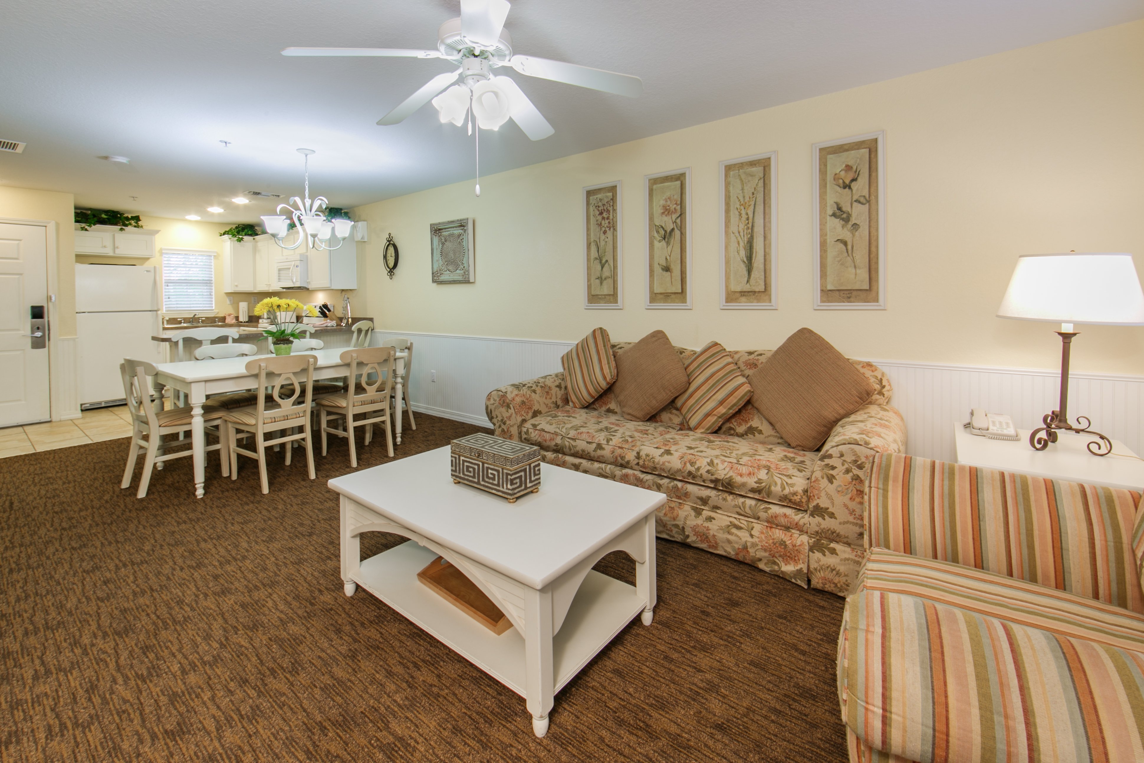 HOLIDAY INN CLUB VAC BREEZE RESORT-guestroom-Relax with the family in a spacious living room.jpg