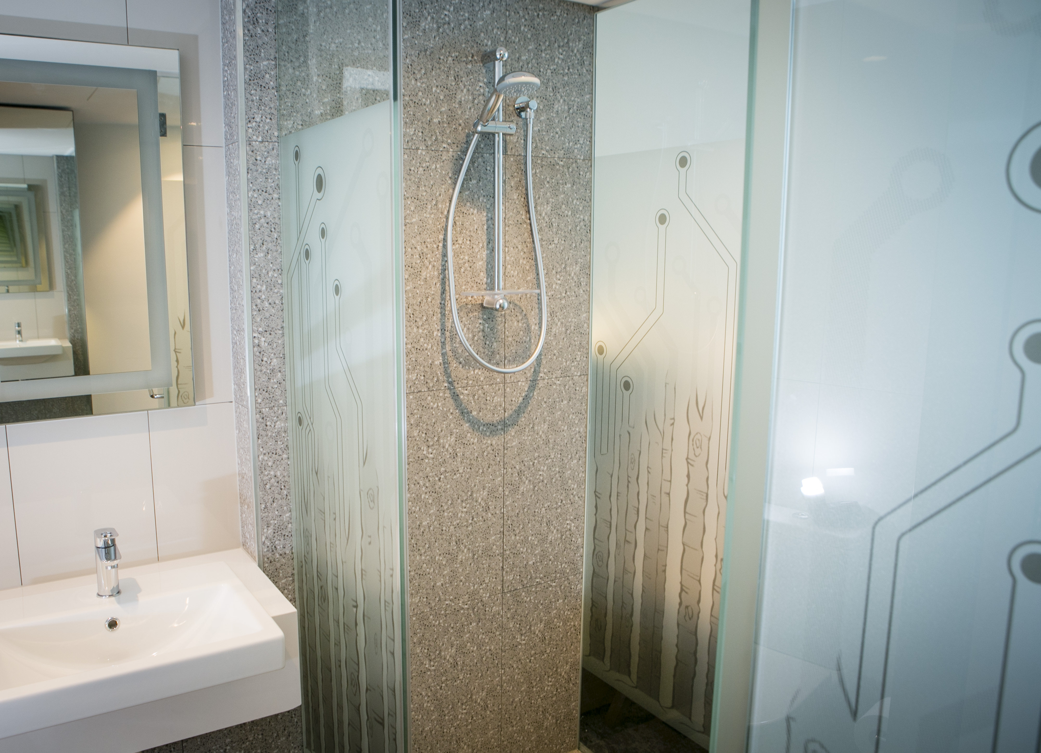 HOLIDAY INN EXP MACQUARIE PARK-guestroom-Guest bathroom.jpg