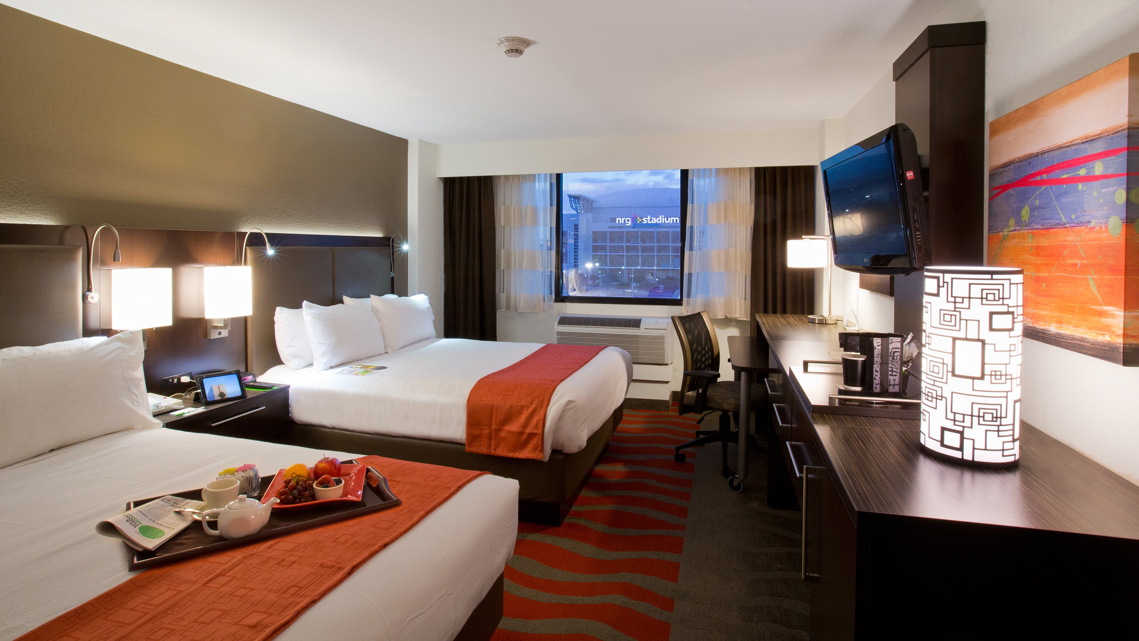 HOLIDAY INN NRG AREA MED CTR BY IHG-guestroom-Indulge yourself in our warm, welcoming guest rooms..jpg