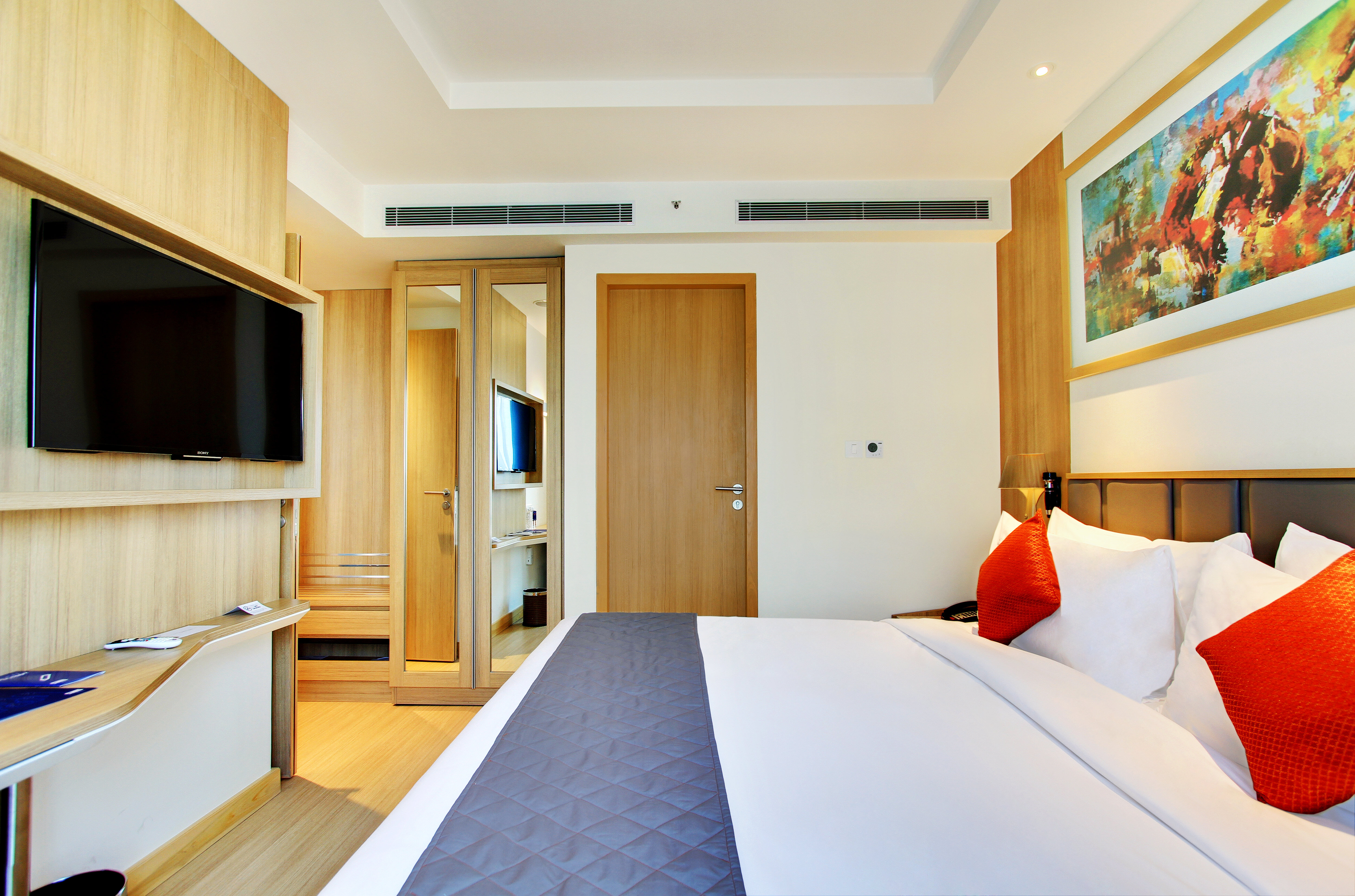 Holiday Inn Racecourse in Trip Canvas