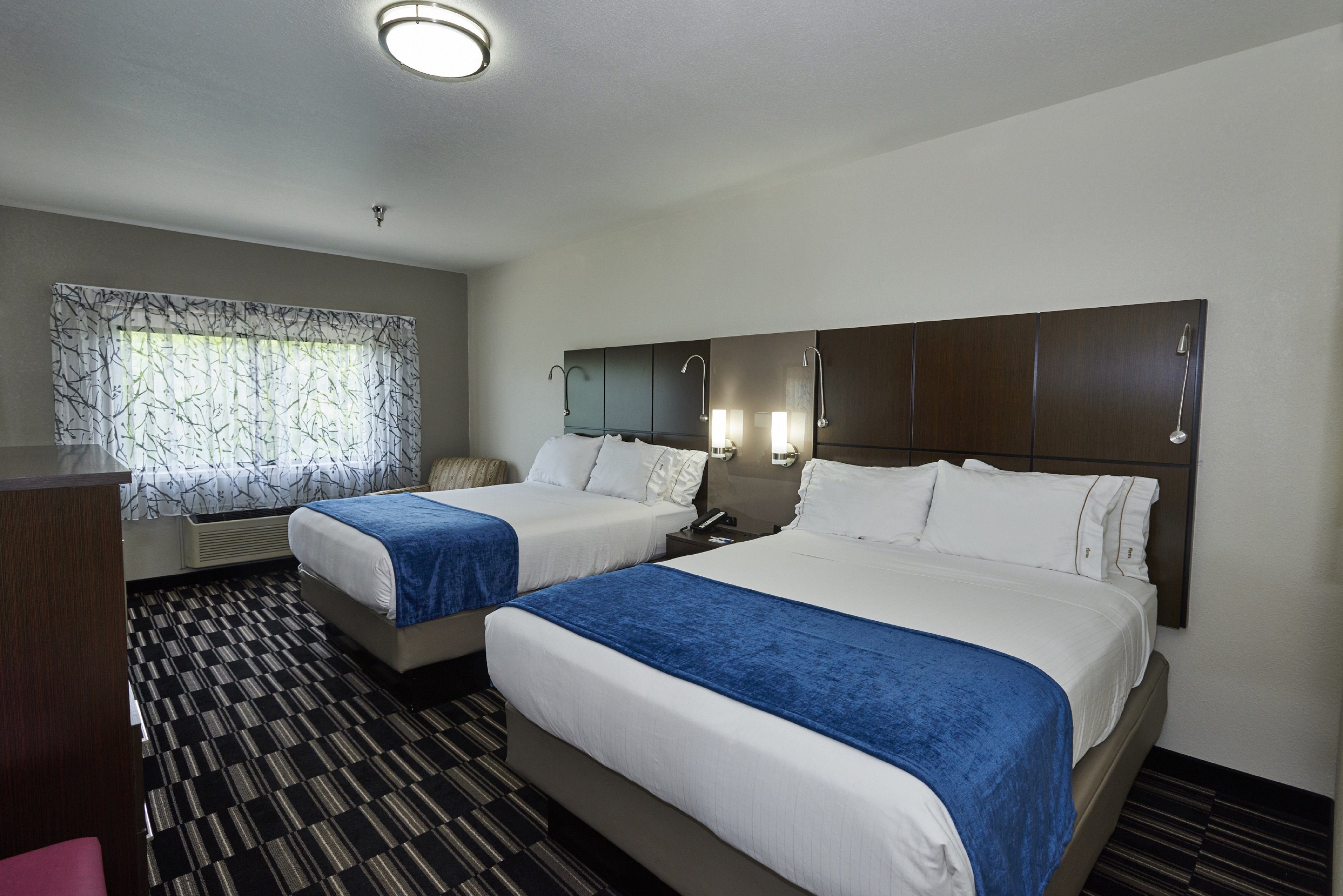 HOLIDAY INN EXP PELHAM OAK MTN BY I-guestroom-2 Queen Beds.jpg