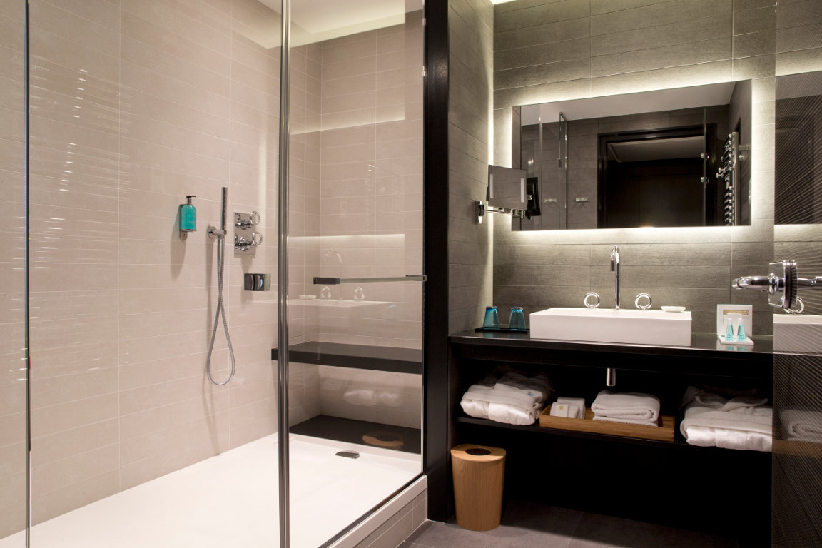 La Pyramide Patrick Henriroux-guestroom-Bathroom.jpg