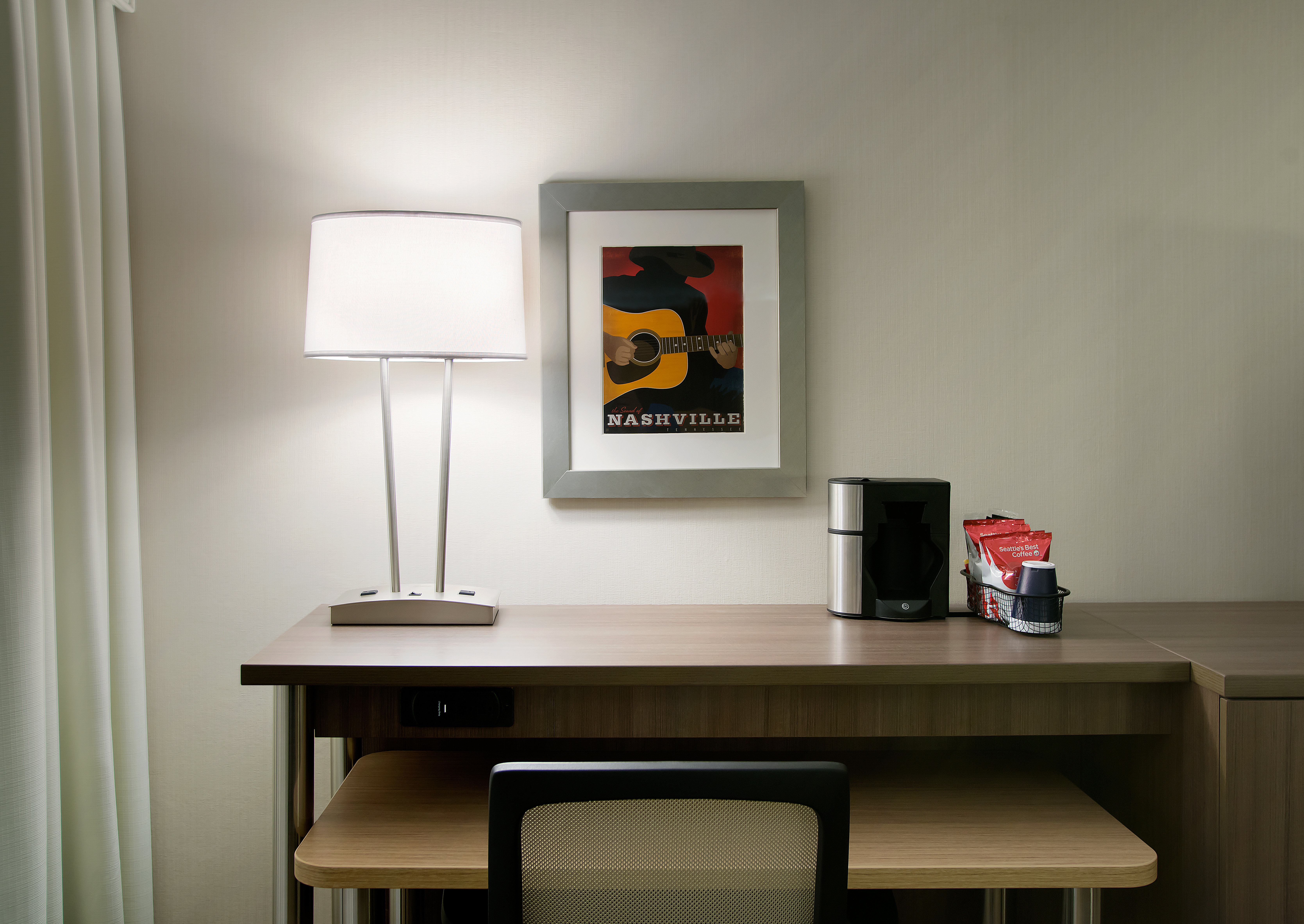 Holiday Inn Nashville Vanderbilt Guest Room Desk