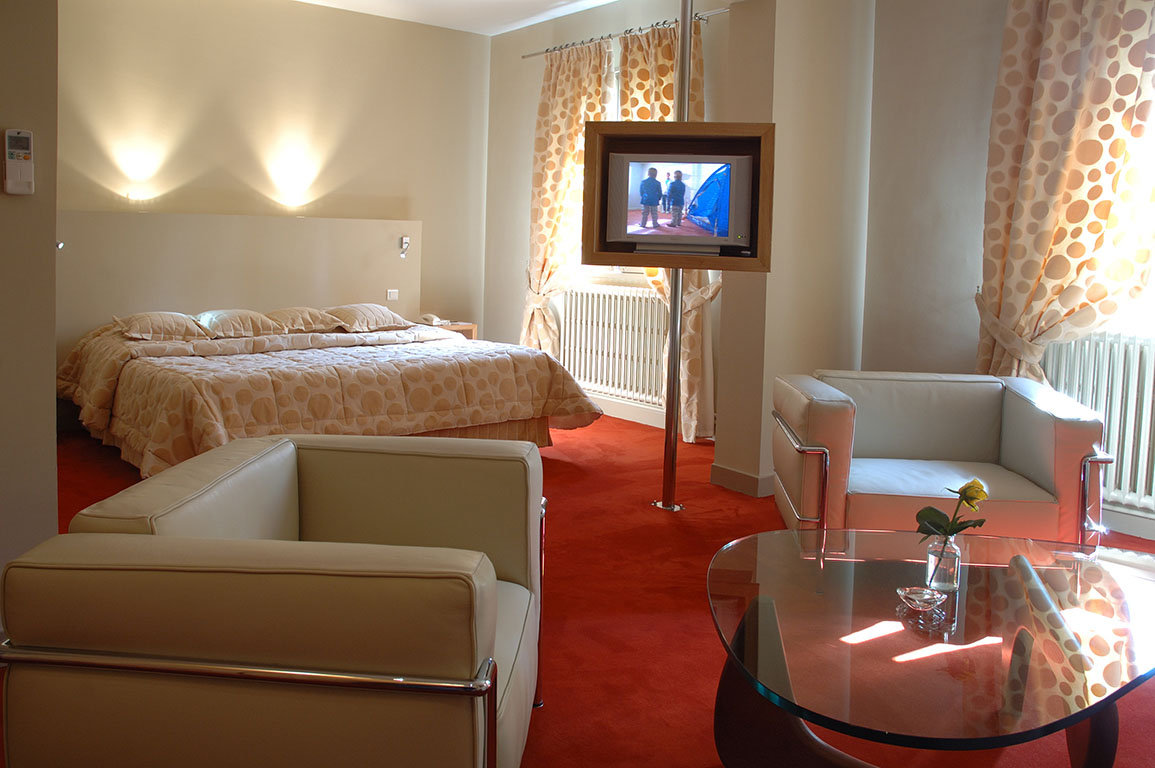 Domaine d Auriac-guestroom-Junior Suite Deluxe.jpg