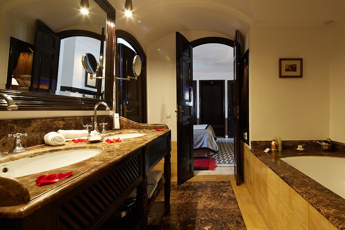 L Heure Bleue Palais-guestroom-Bathroom.jpg