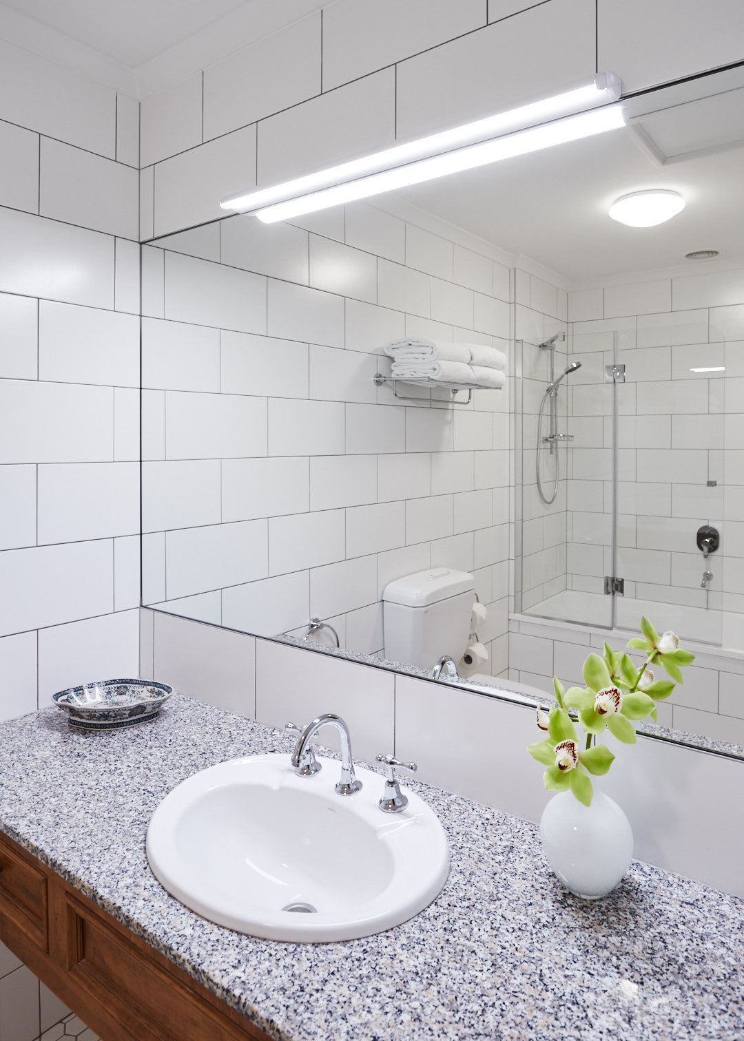 THE TERRACE AT THE SETTLEMENT-guestroom-Bathroom.jpg