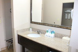  - Holiday Inn Express & Suites Kansas City - I-35, Exit 16