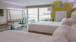  - Holiday Inn Express & Suites Entrance Airport Miami