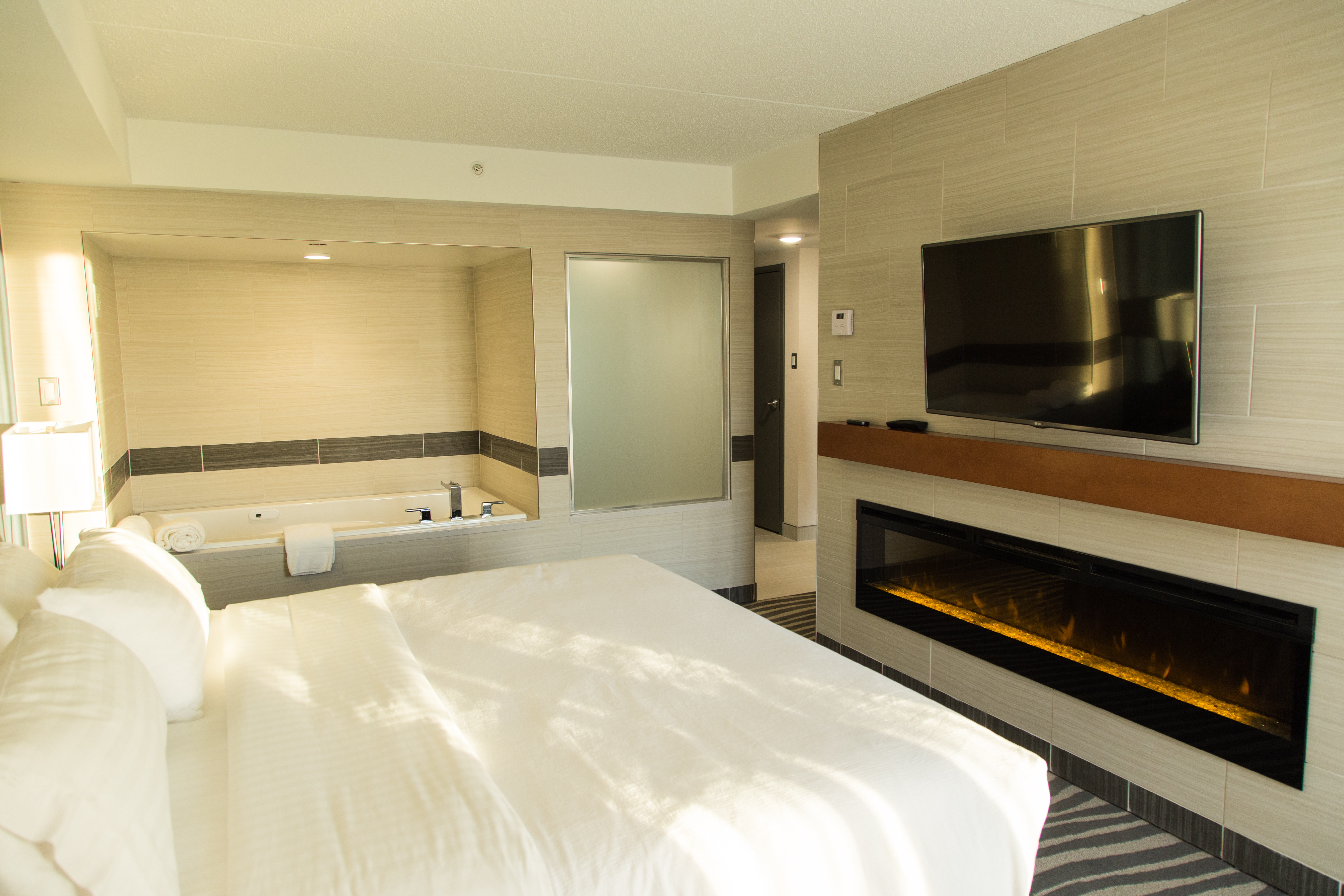 Jacuzzi Suite Bedroom with fireplace and Jet tub