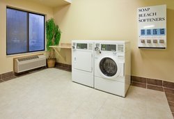  - Holiday Inn Express & Suites Kansas City - I-35, Exit 16