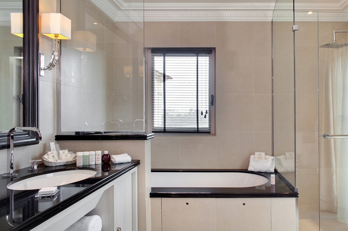 Hostellerie de Plaisance-guestroom-Bathroom.jpg