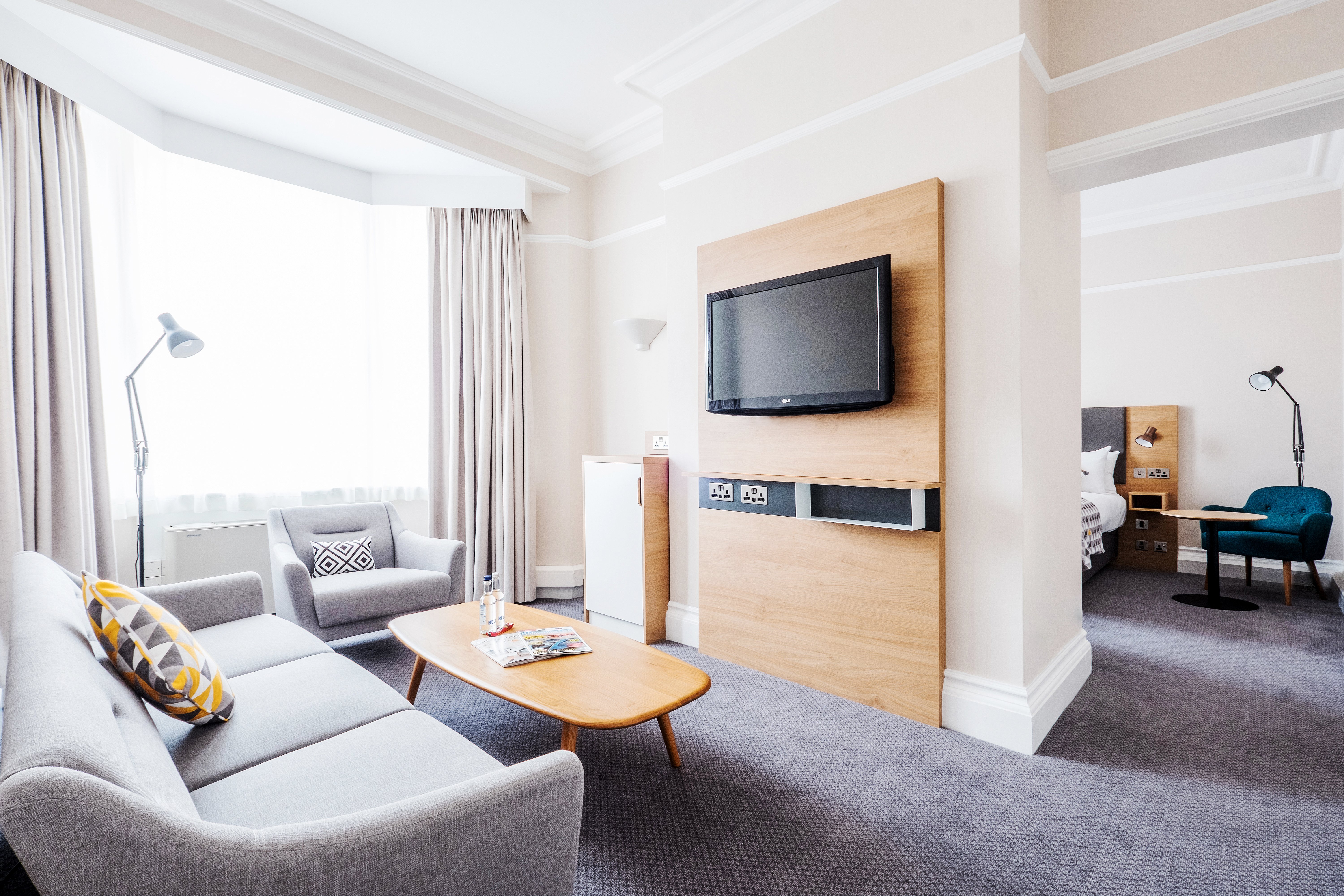 HOLIDAY INN FARNBOROUGH BY IHG-guestroom-Upgrade to one of our suites and enjoy an additional lounge area.jpg