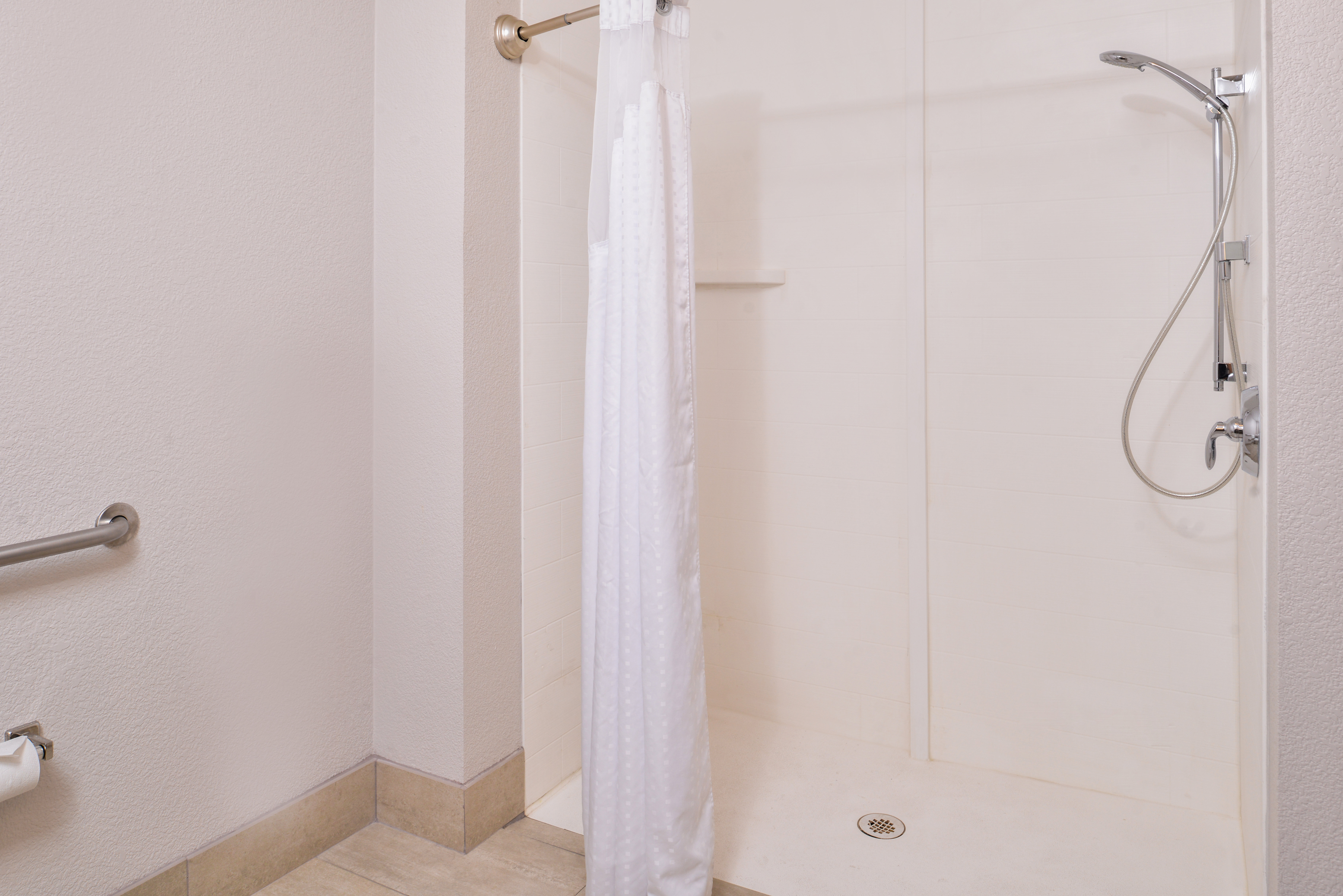 HOLIDAY INN EXP WESTLEY NORTH BY IH-guestroom-Guest Bathroom.jpg