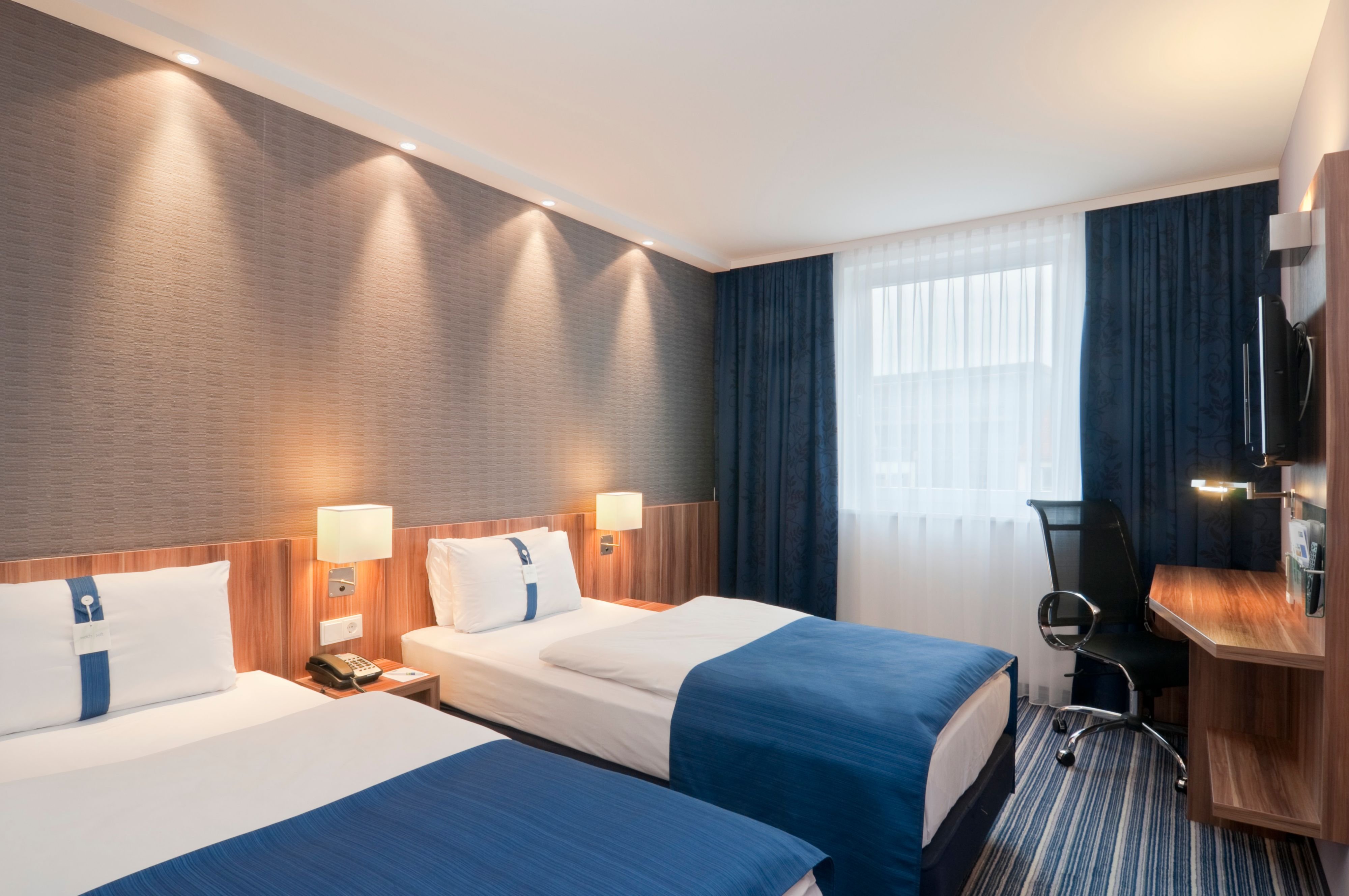 HOLIDAY INN EXP WAKEFIELD BY IHG-guestroom-Twin room with 2 single beds Air Conditioned and Free Wi-Fi..jpg