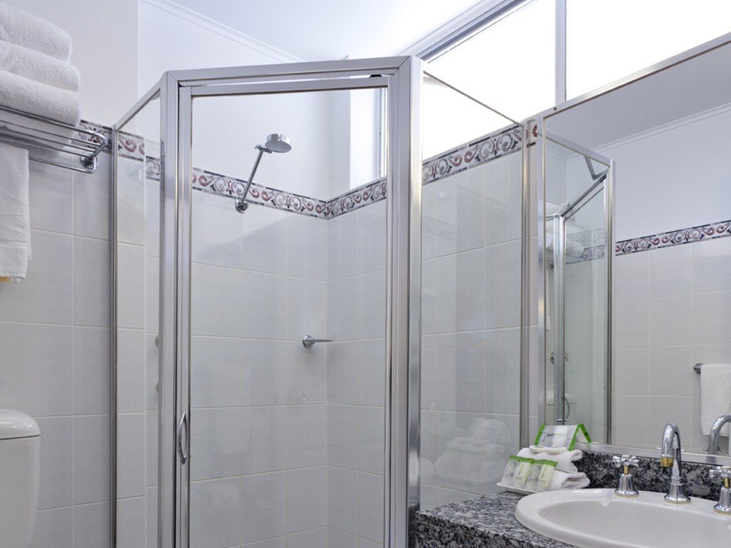 ALPINE MOTOR INN-guestroom-Alpine Bathroom.jpg