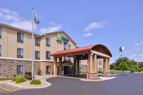 Enjoy a flat, spacious parking and entryway area.