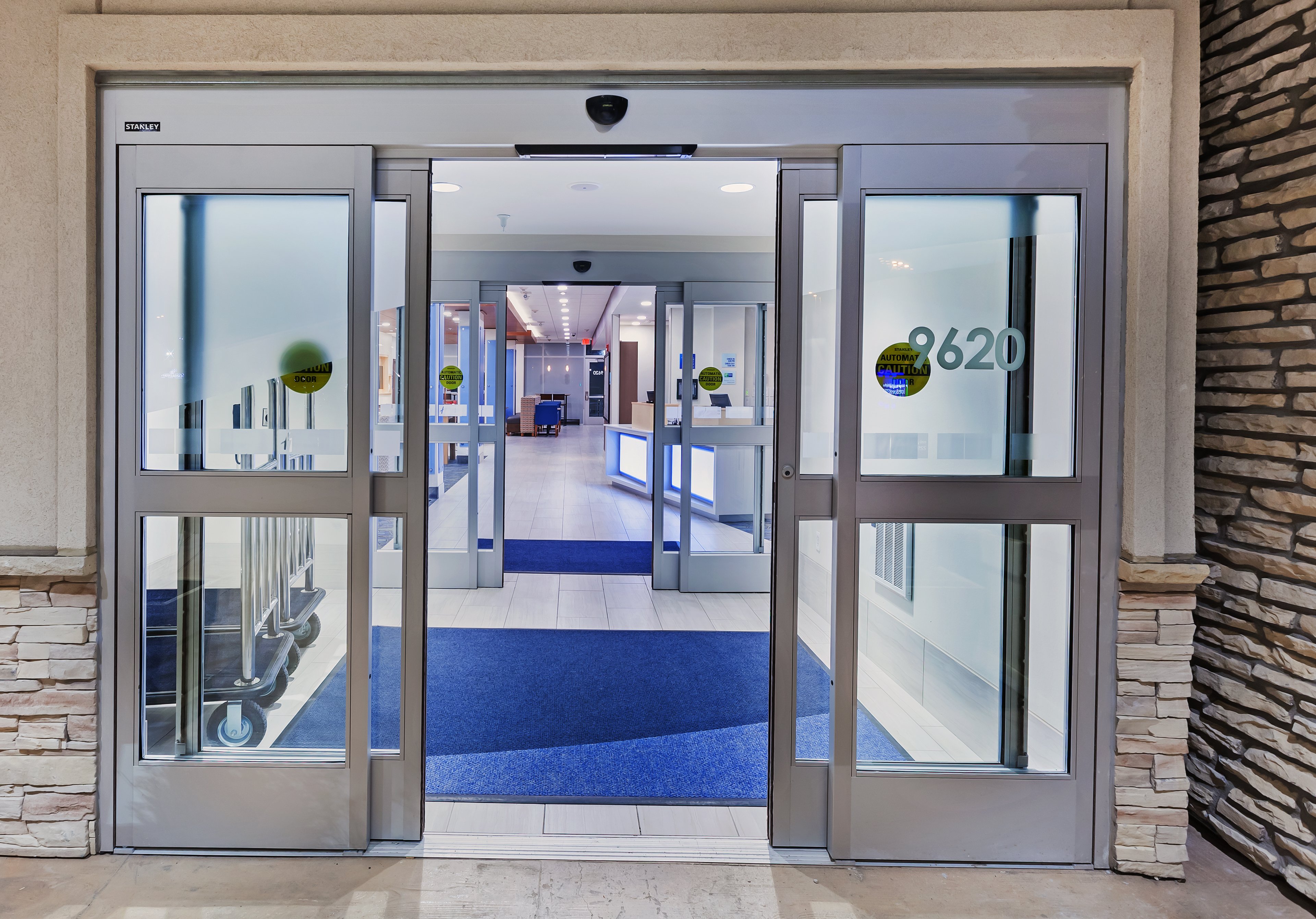 Holiday Inn Express Lenexa Overland Park Hotel Entrance 