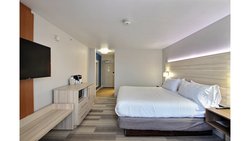  - Holiday Inn Express Airport Milwaukee - I-41 & I-94, Exit 319